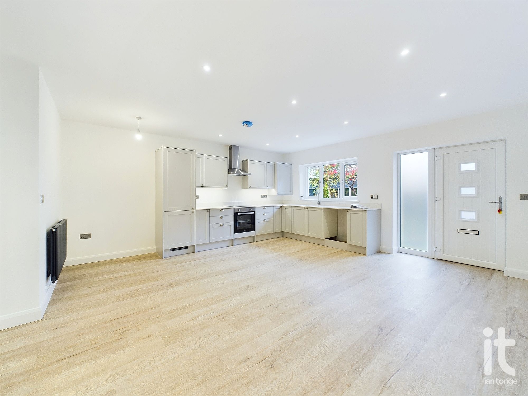 2 bedroom ground floor flat/apartment Sold in Stockport - Photograph 11.