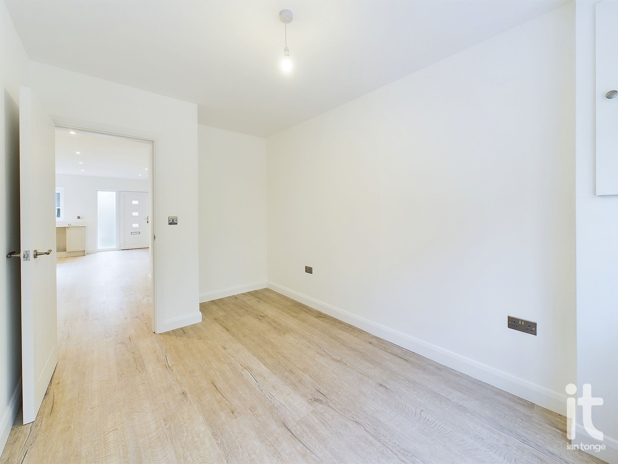 2 bedroom ground floor flat/apartment Sold in Stockport - Photograph 22.