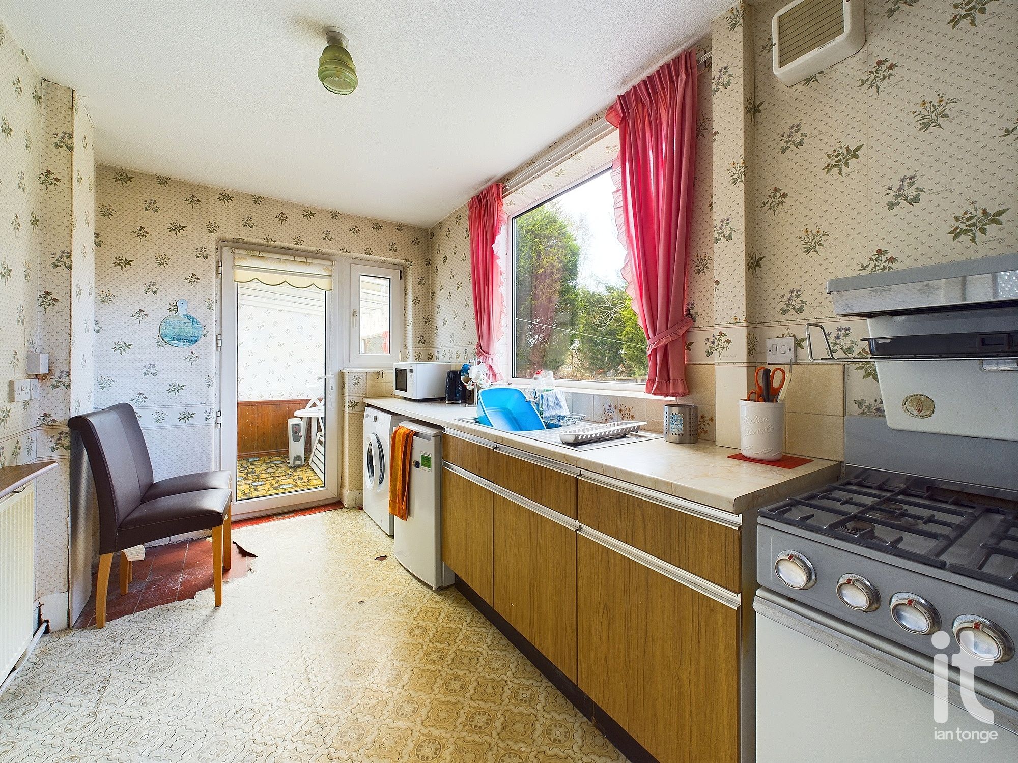 3 bedroom semi-detached house SSTC in Stockport - Photograph 11.