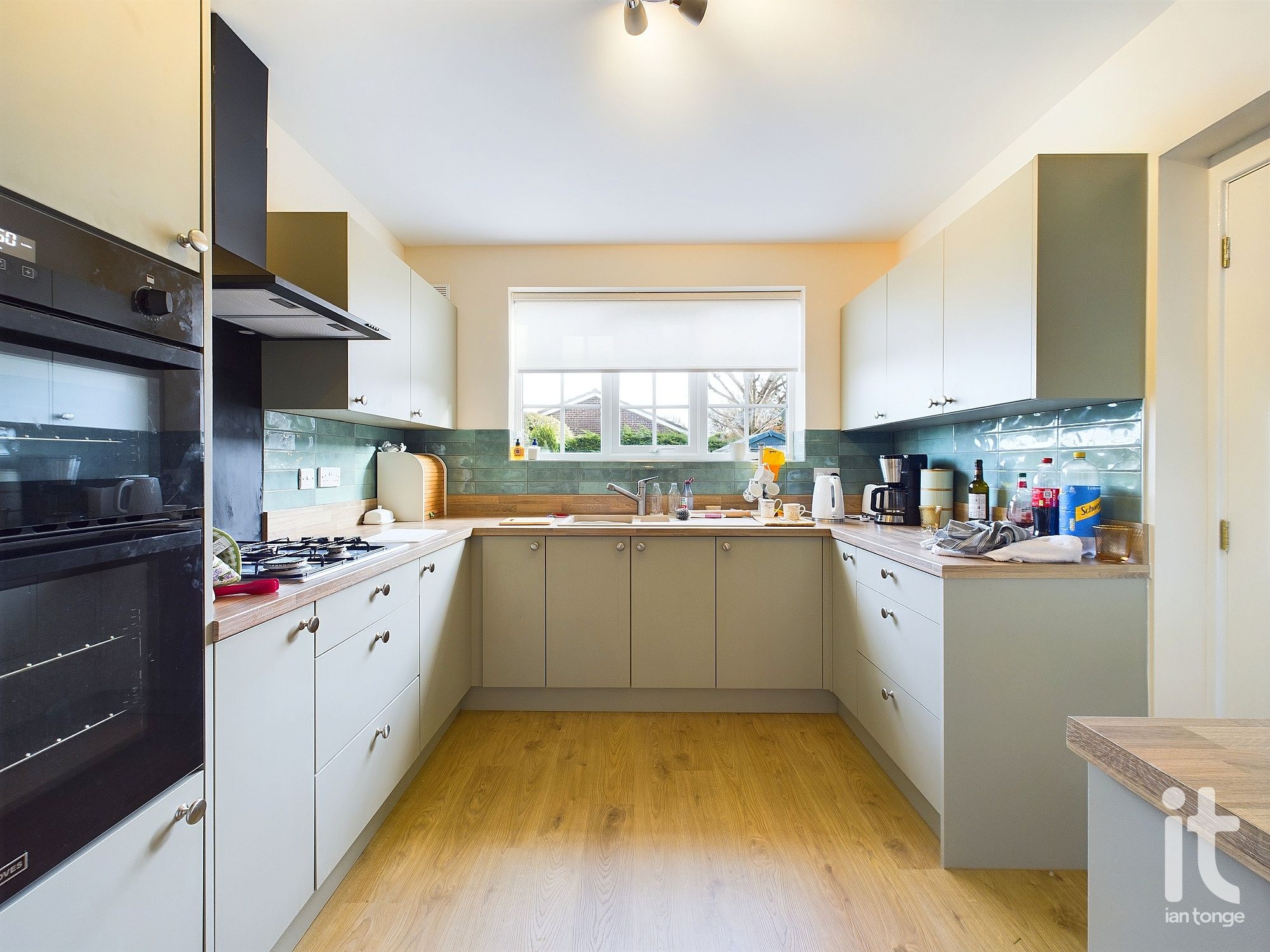 4 bedroom detached house For Sale in Stockport - Photograph 8.