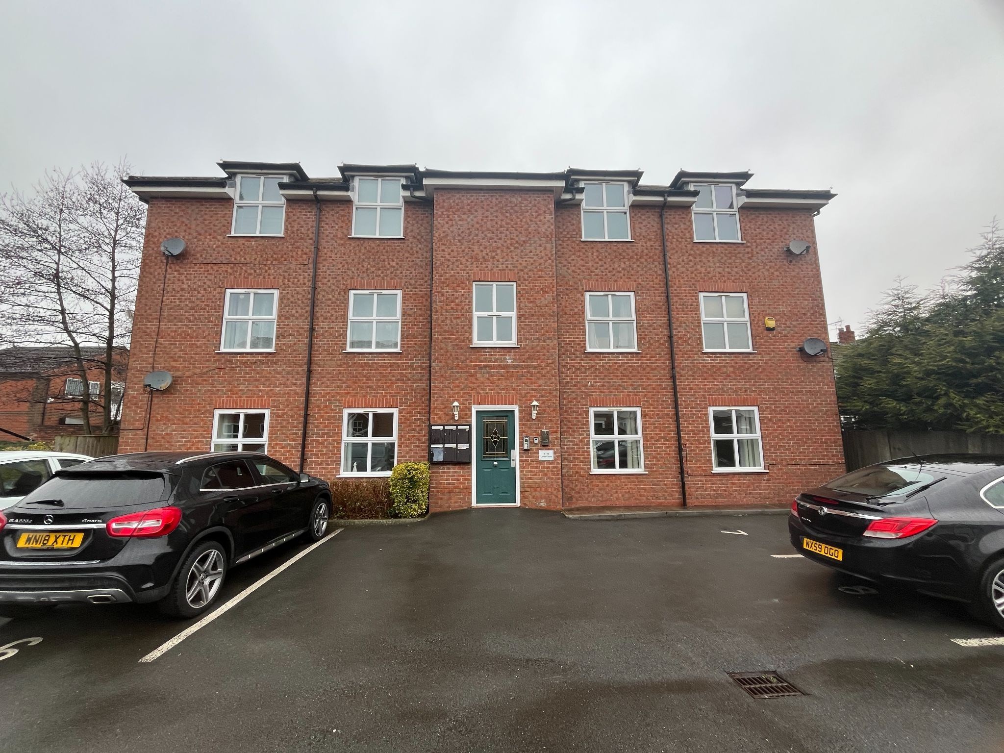 2 bedroom ground floor flat/apartment SSTC in Stockport - Photograph 15.