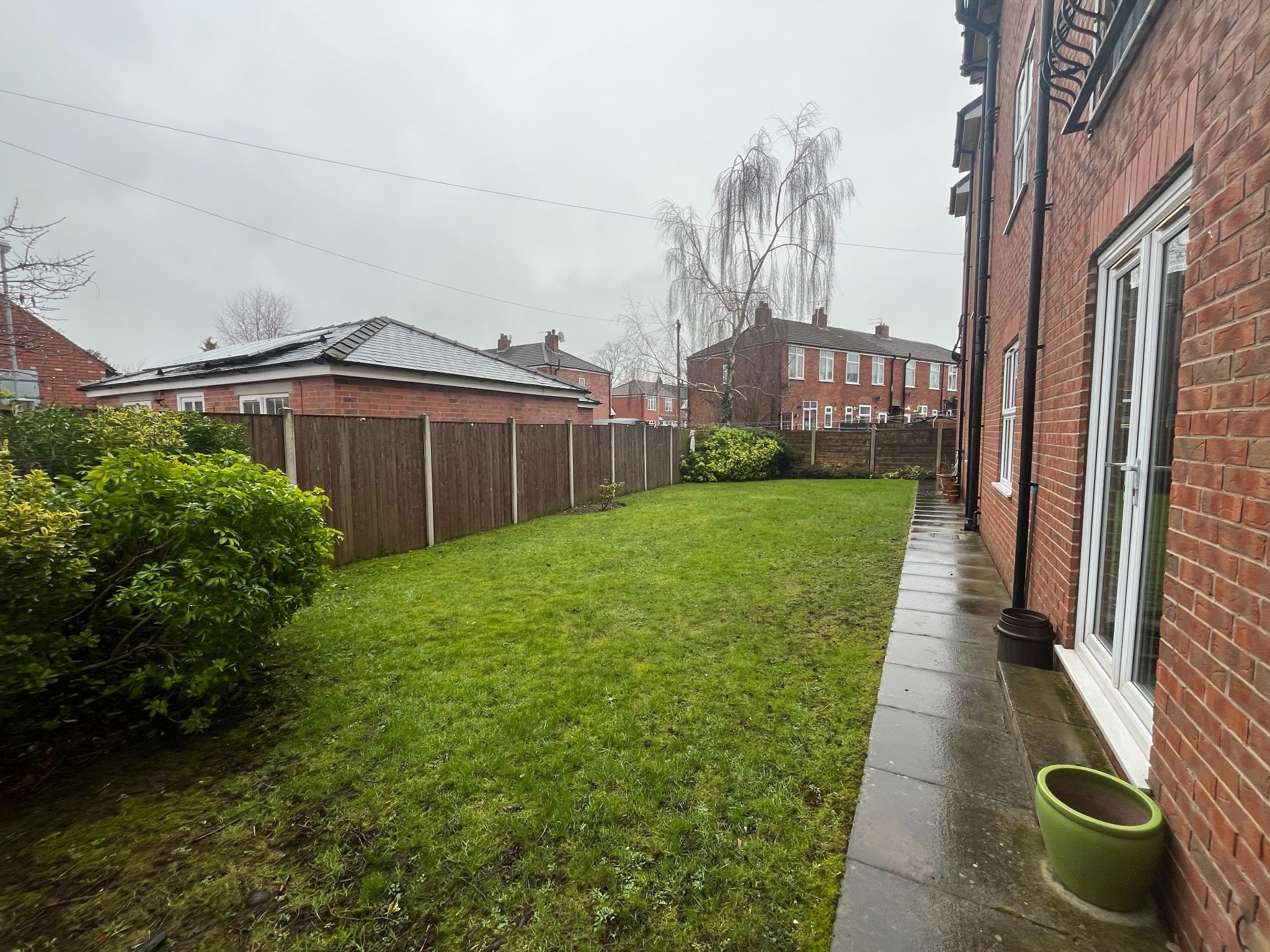 2 bedroom ground floor flat/apartment SSTC in Stockport - Photograph 13.