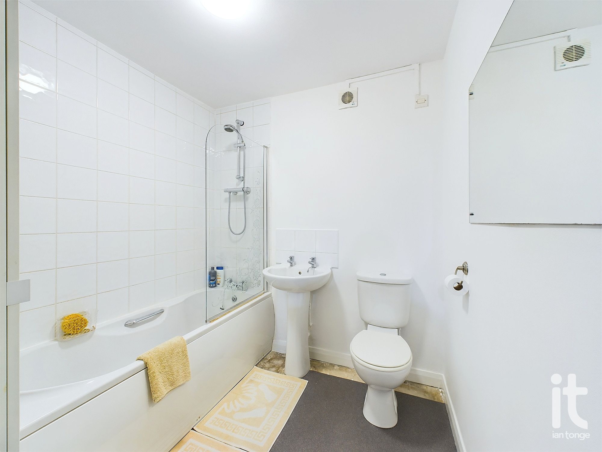 2 bedroom ground floor flat/apartment SSTC in Stockport - Photograph 26.