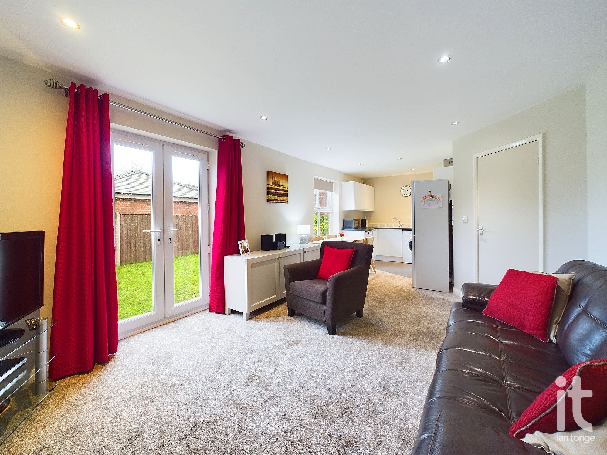 2 bedroom ground floor flat/apartment SSTC in Stockport - Photograph 4.