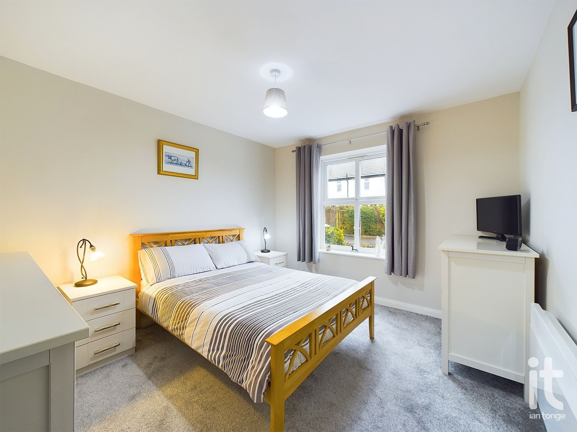 2 bedroom ground floor flat/apartment SSTC in Stockport - Photograph 17.