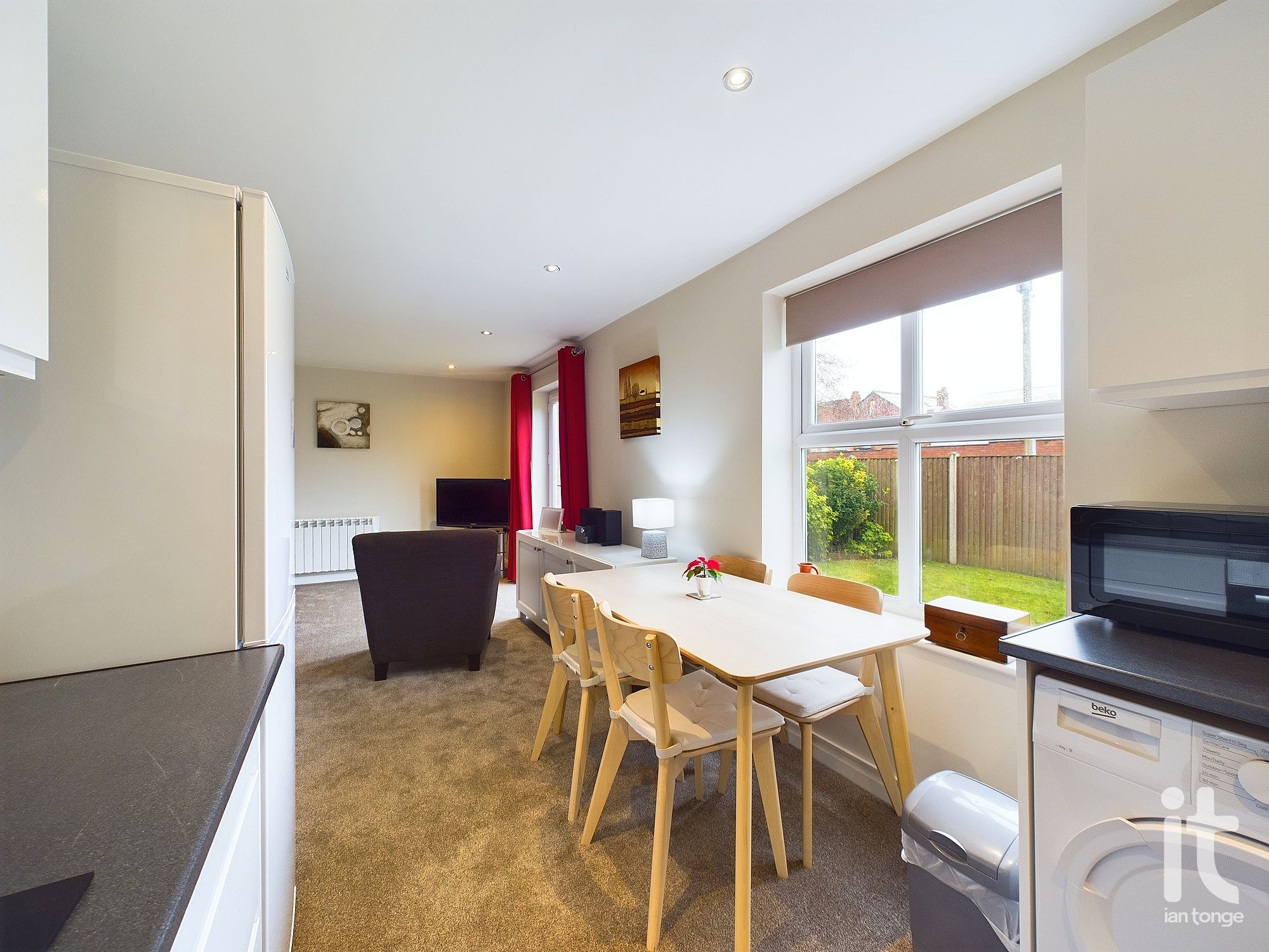 2 bedroom ground floor flat/apartment SSTC in Stockport - Photograph 15.