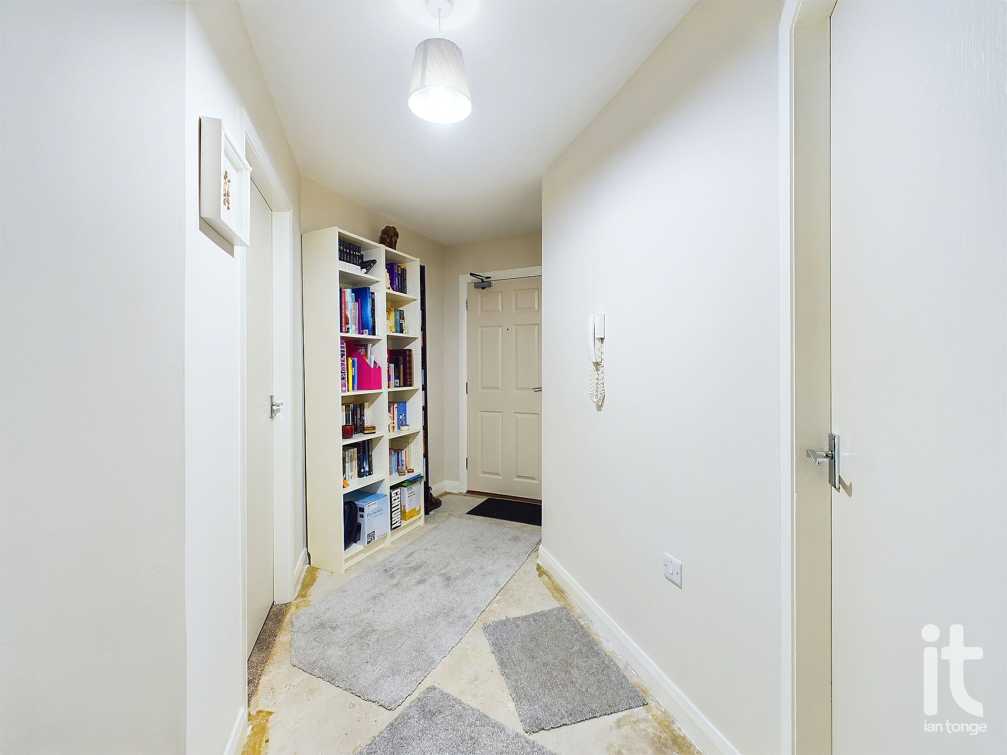 2 bedroom ground floor flat/apartment SSTC in Stockport - Photograph 3.