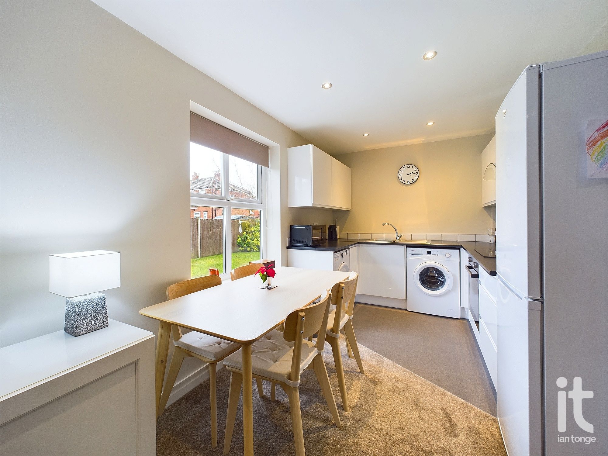 2 bedroom ground floor flat/apartment SSTC in Stockport - Photograph 9.