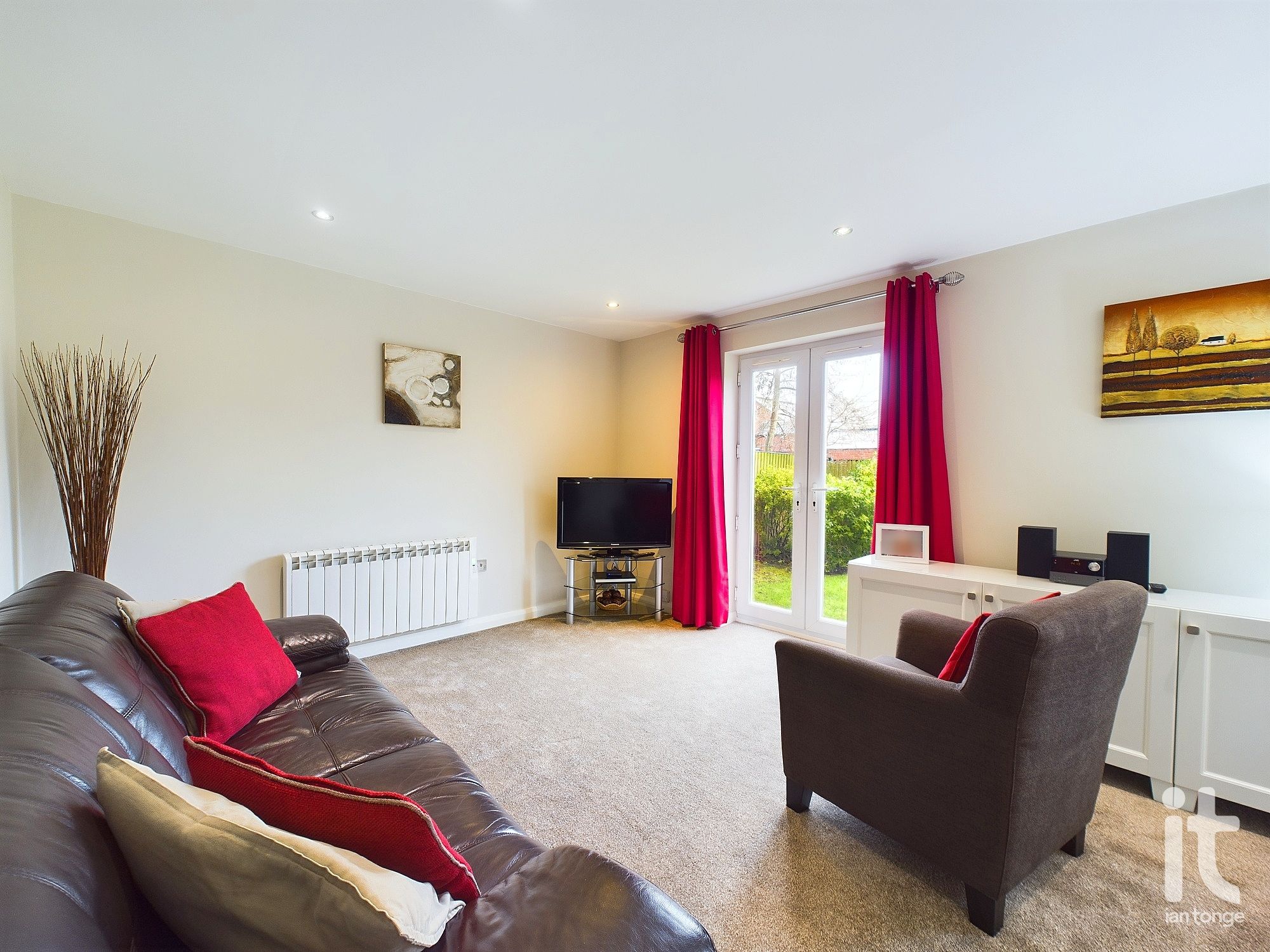 2 bedroom ground floor flat/apartment SSTC in Stockport - Photograph 7.