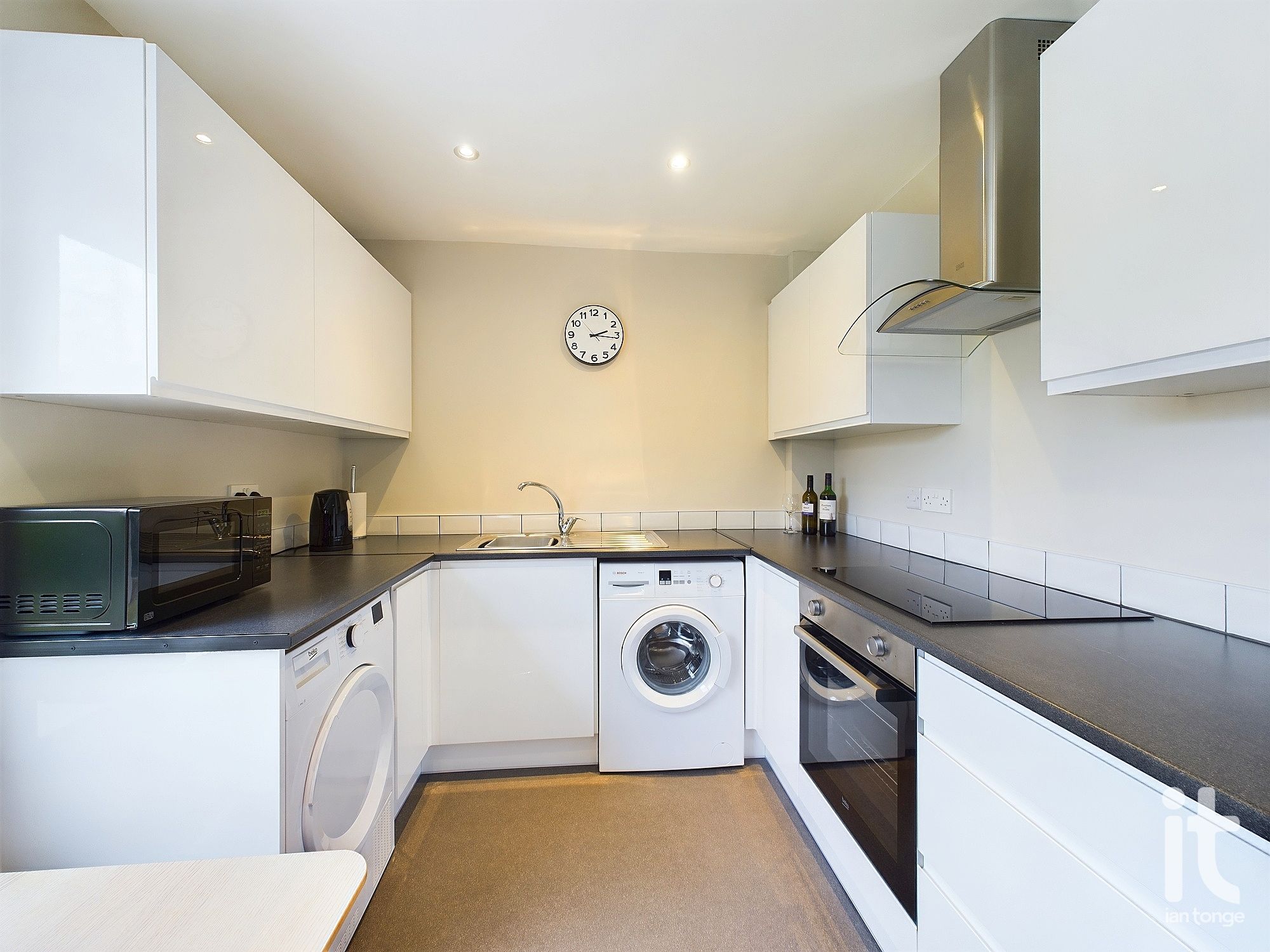 2 bedroom ground floor flat/apartment SSTC in Stockport - Photograph 13.