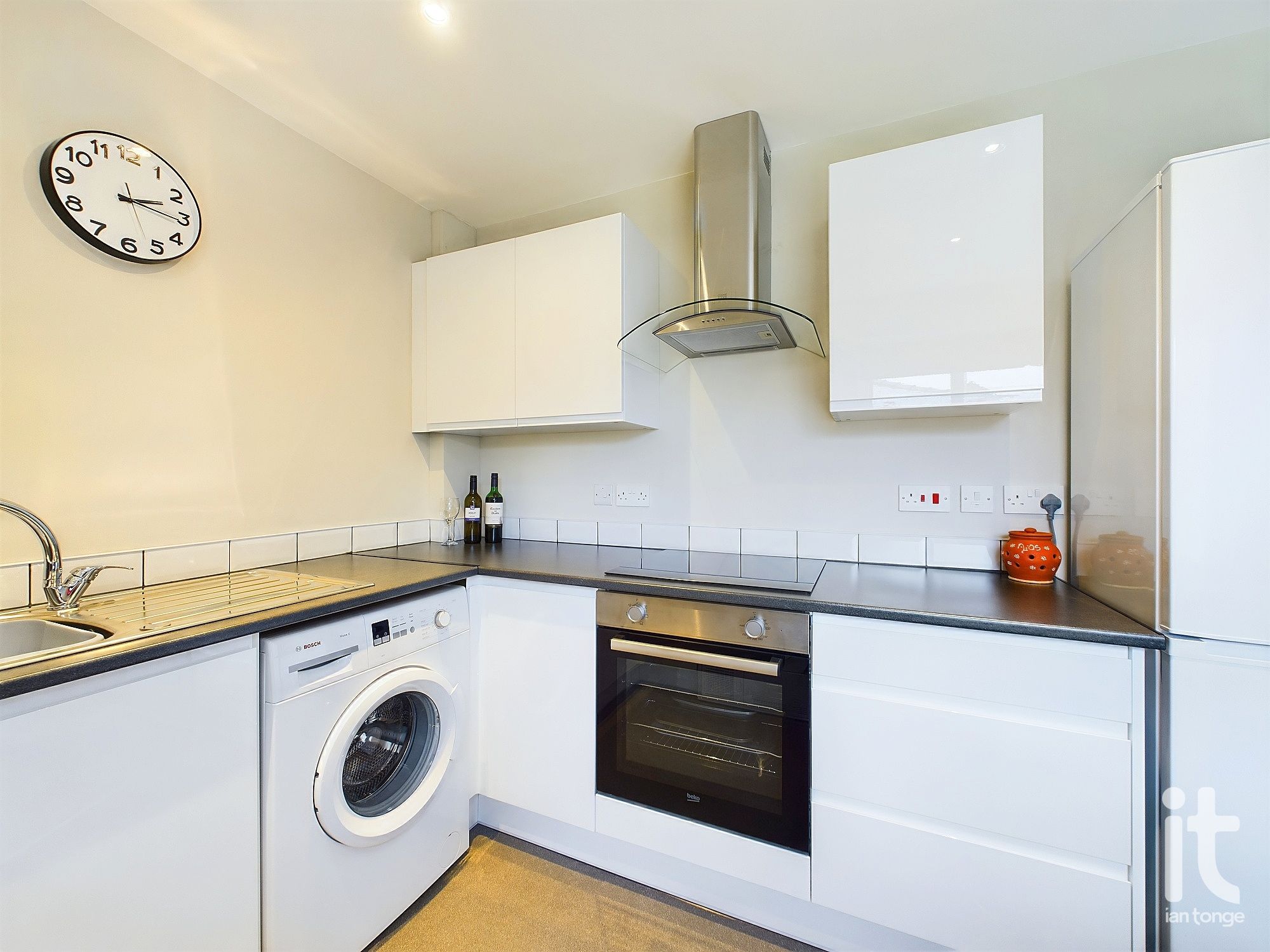 2 bedroom ground floor flat/apartment SSTC in Stockport - Photograph 12.
