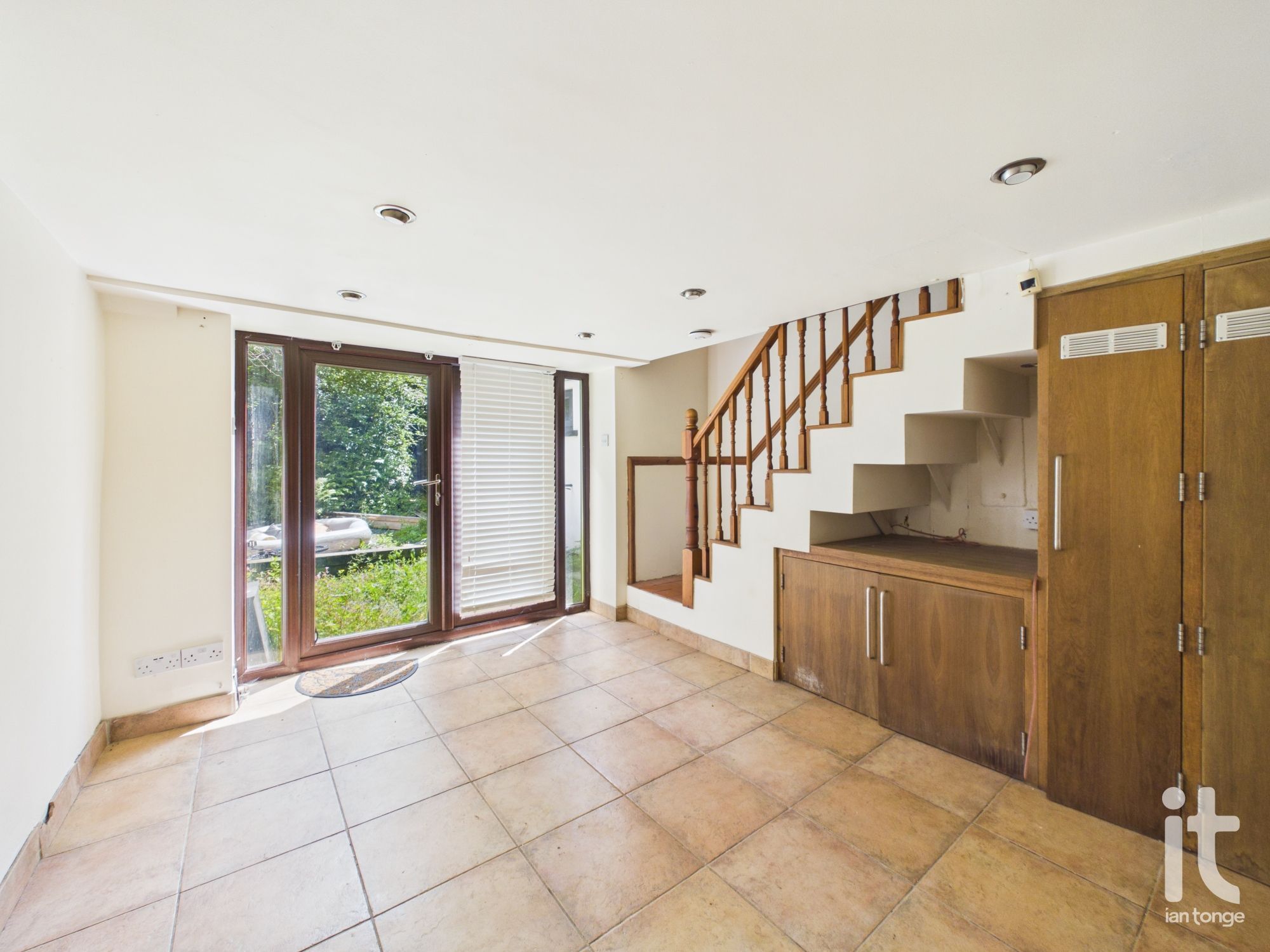 3 bedroom mid terraced house For Sale in Stockport - Photograph 4.