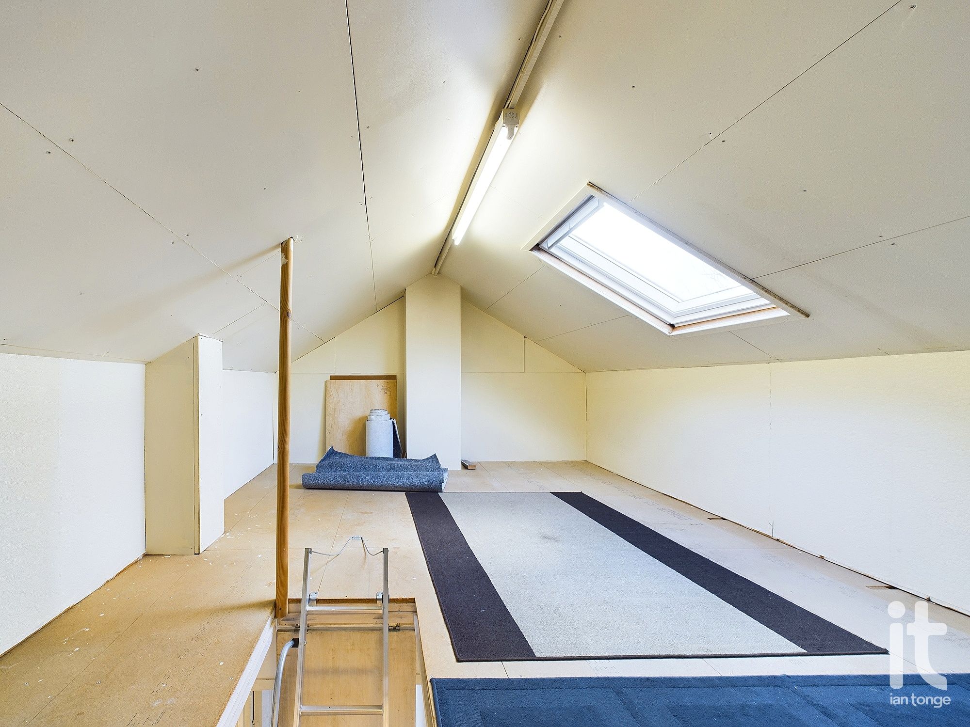 2 bedroom end terraced house Under Offer in Stockport - Photograph 39.