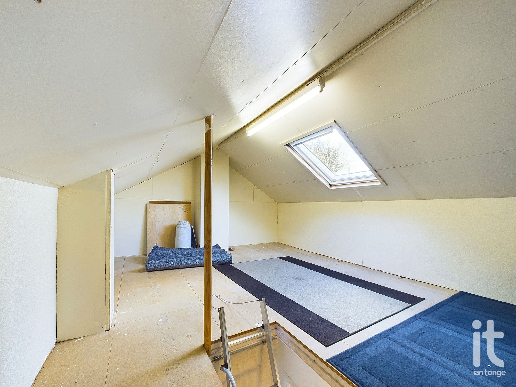2 bedroom end terraced house Under Offer in Stockport - Photograph 37.