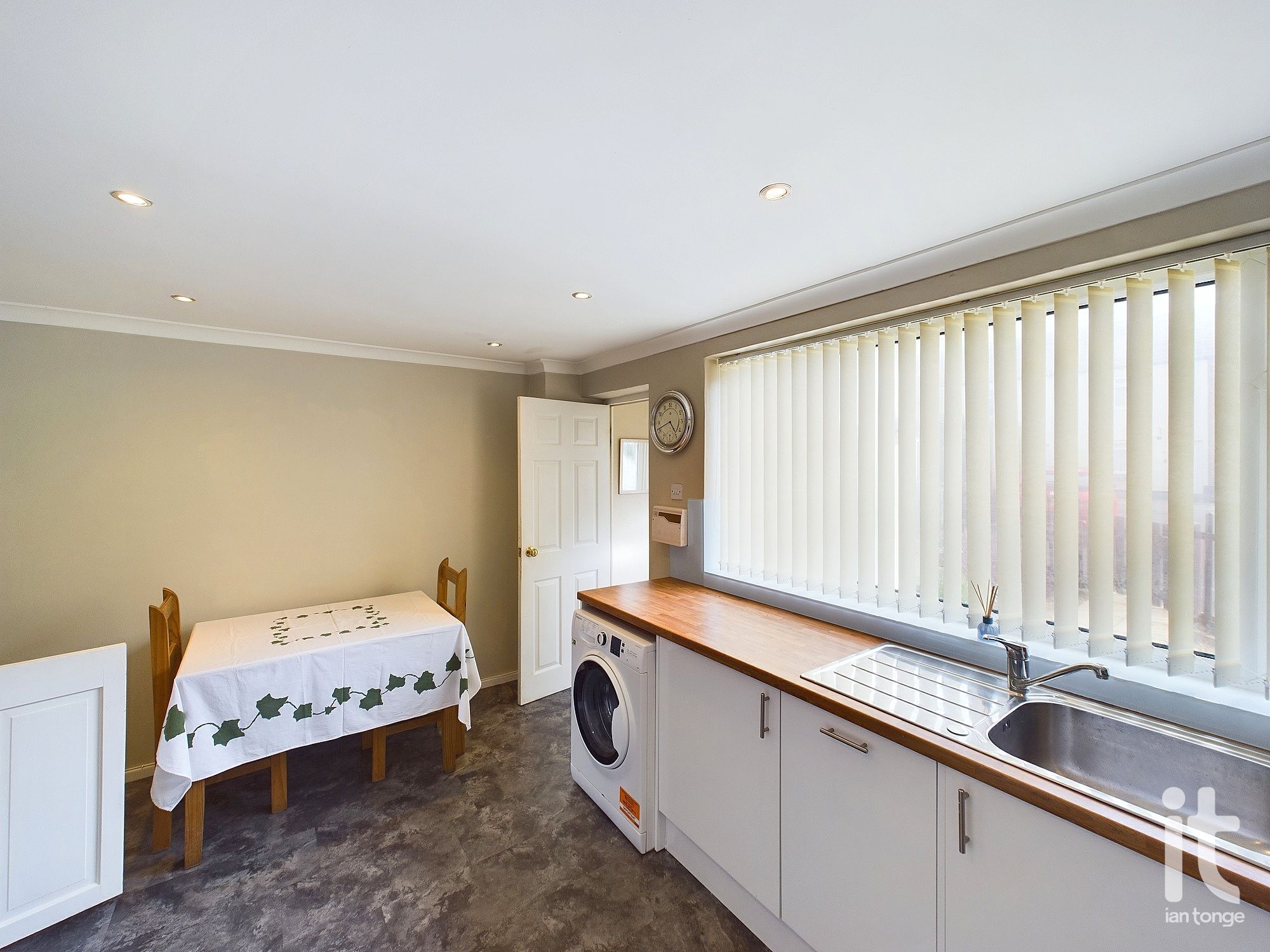 2 bedroom end terraced house Under Offer in Stockport - Photograph 15.