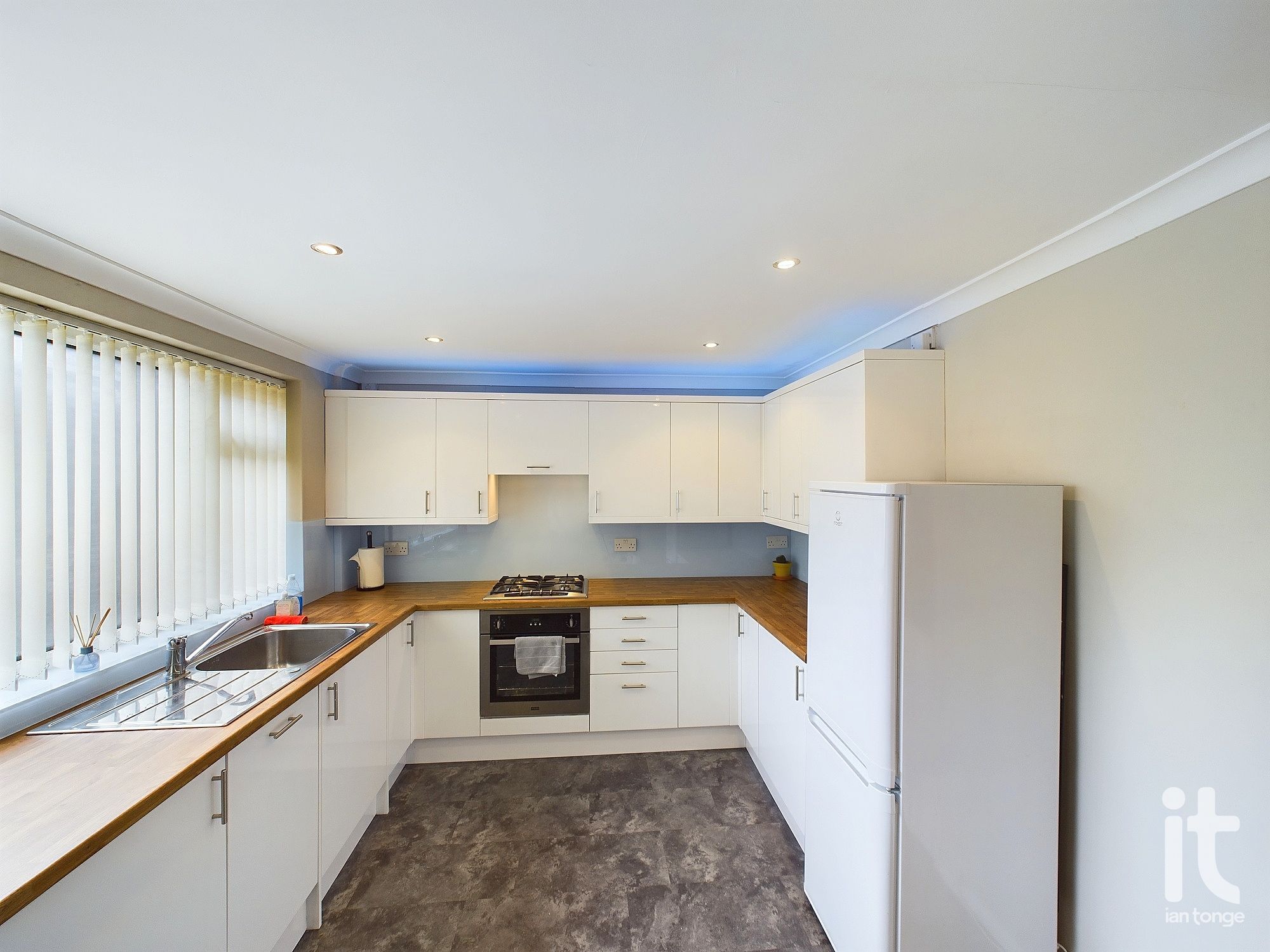 2 bedroom end terraced house Under Offer in Stockport - Photograph 21.