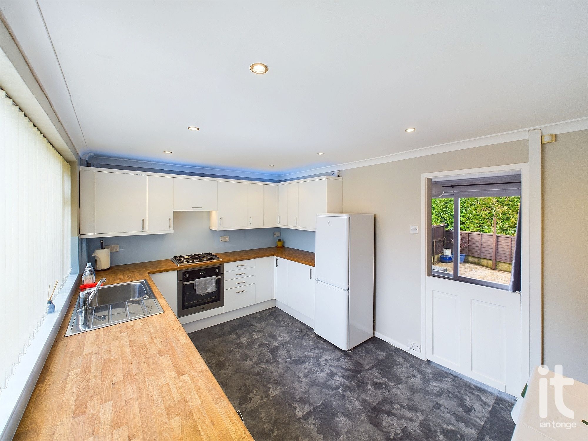 2 bedroom end terraced house Under Offer in Stockport - Photograph 19.