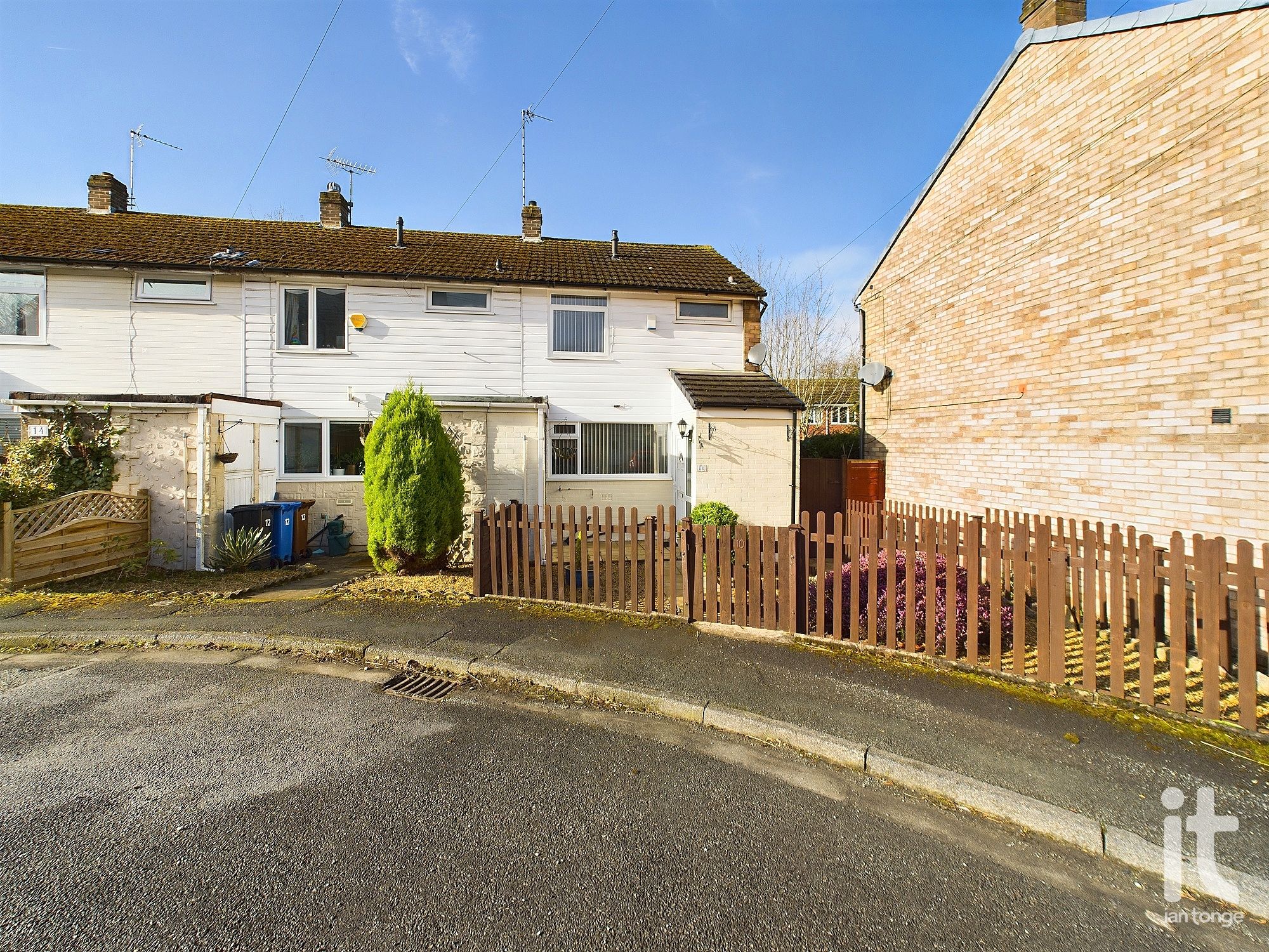 2 bedroom end terraced house Under Offer in Stockport - Photograph 1.