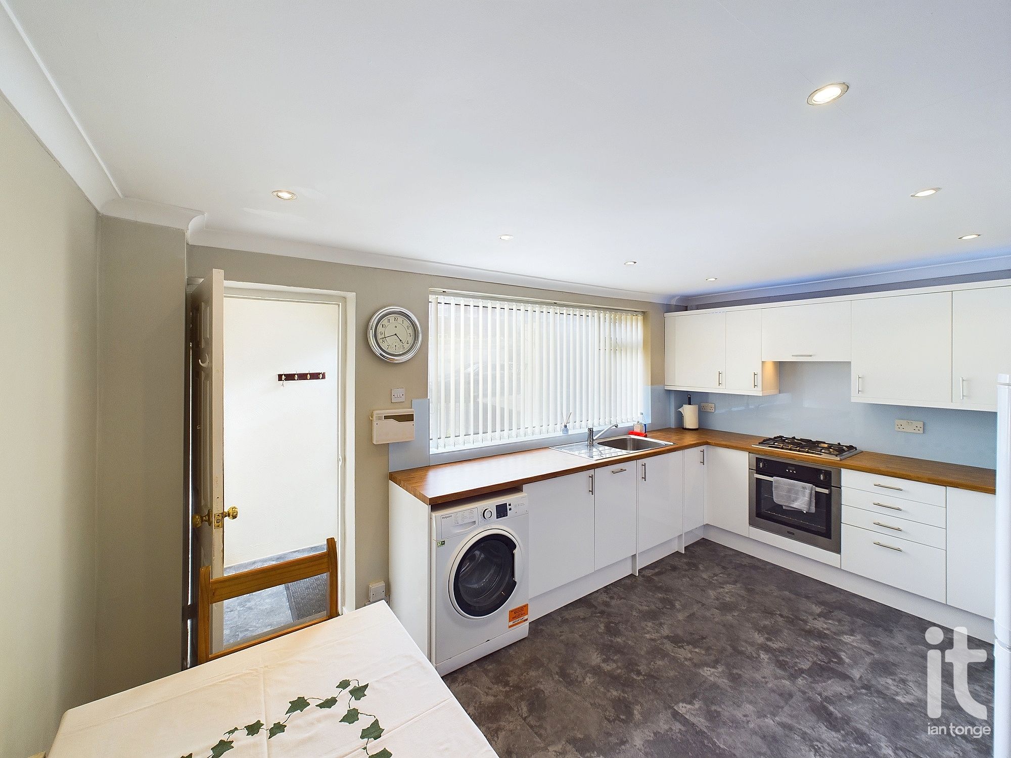 2 bedroom end terraced house Under Offer in Stockport - Photograph 17.