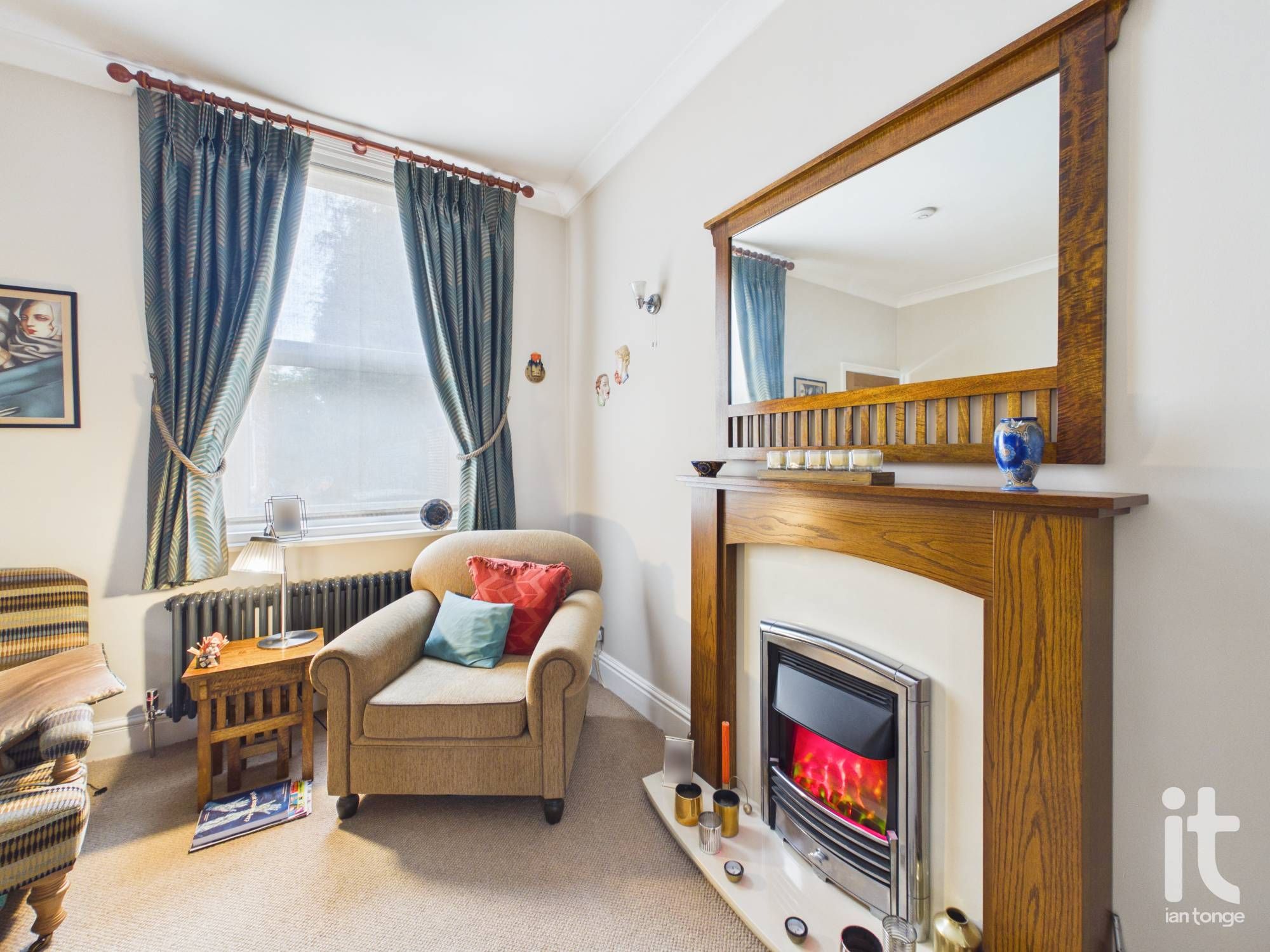 2 bedroom mid terraced house For Sale in Stockport - Photograph 5.