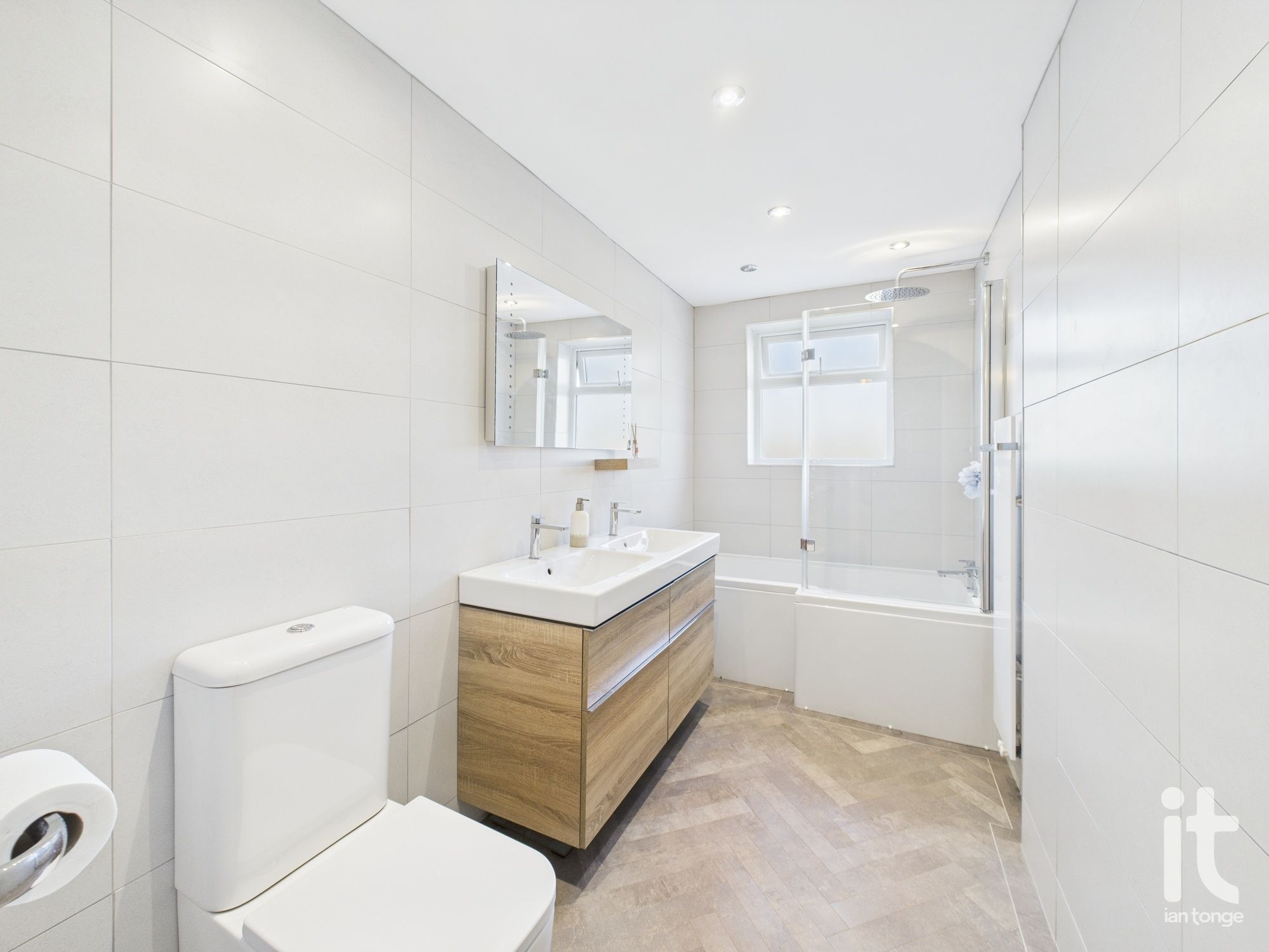 4 bedroom semi-detached house SSTC in Stockport - Photograph 26.