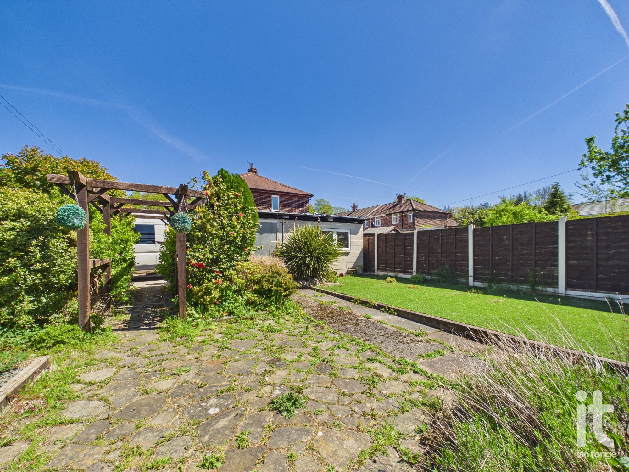 2 bedroom end terraced house For Sale in Stockport - Property photograph.