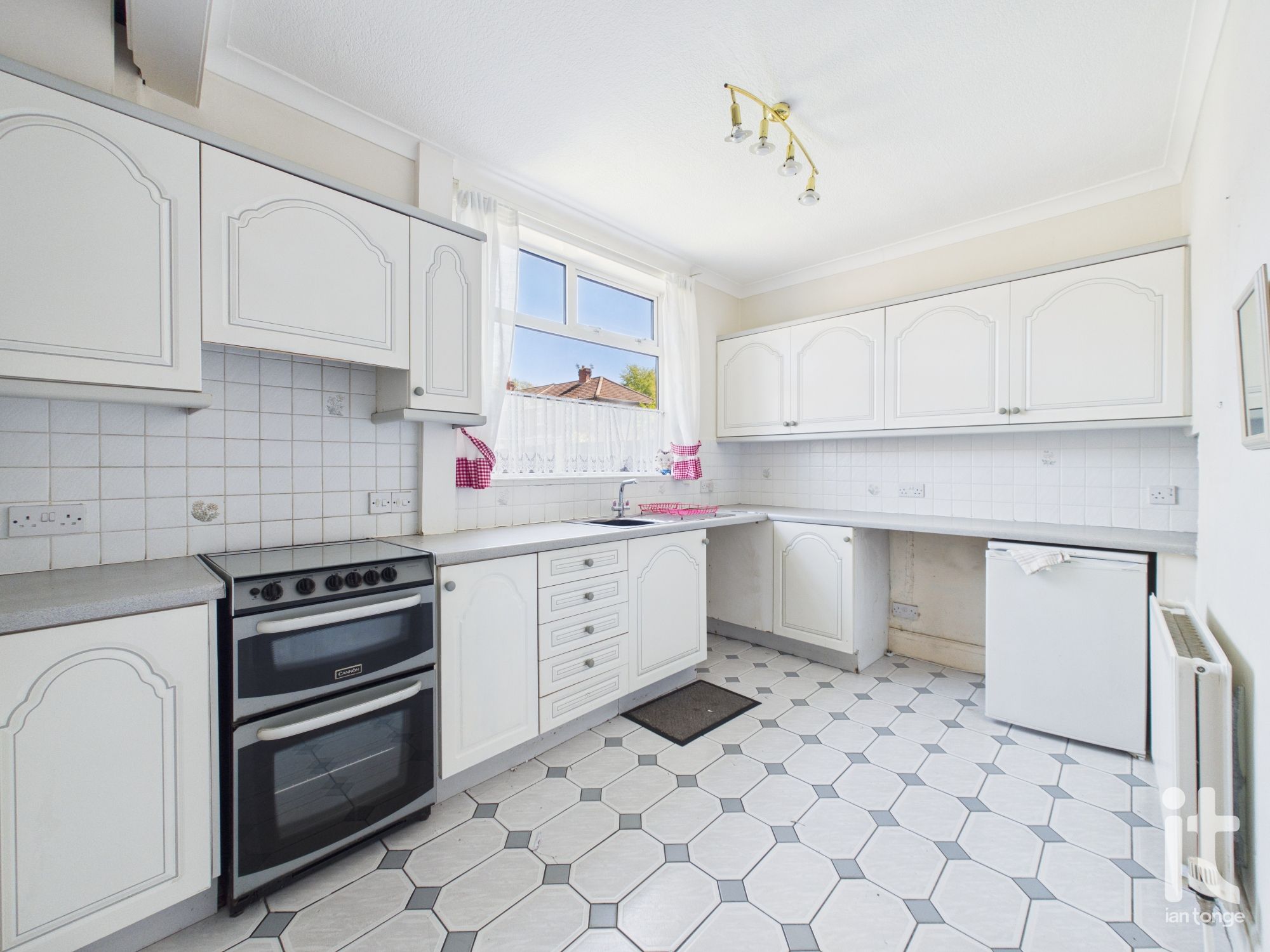 2 bedroom end terraced house For Sale in Stockport - Photograph 9.