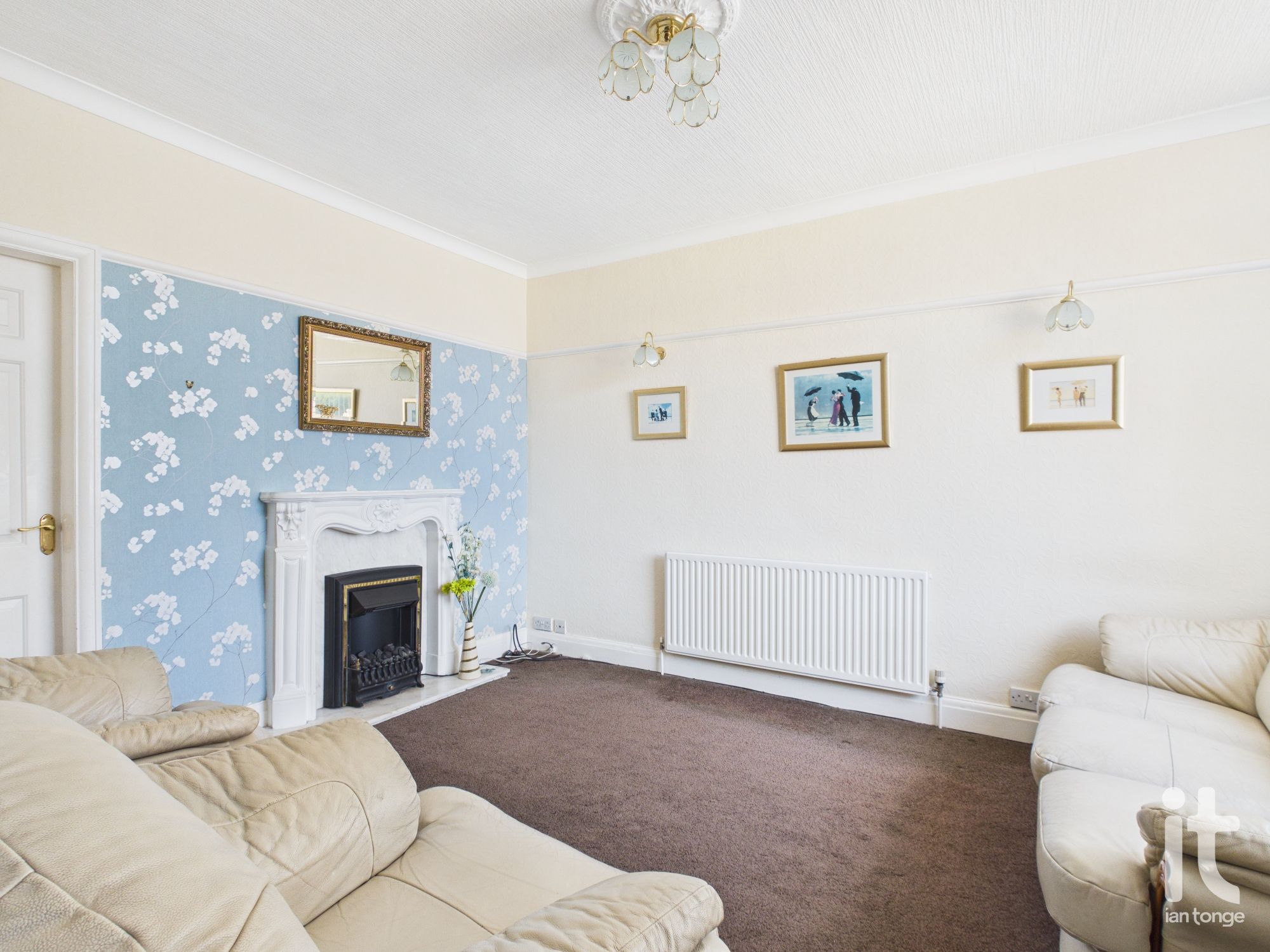 2 bedroom end terraced house For Sale in Stockport - Property photograph.