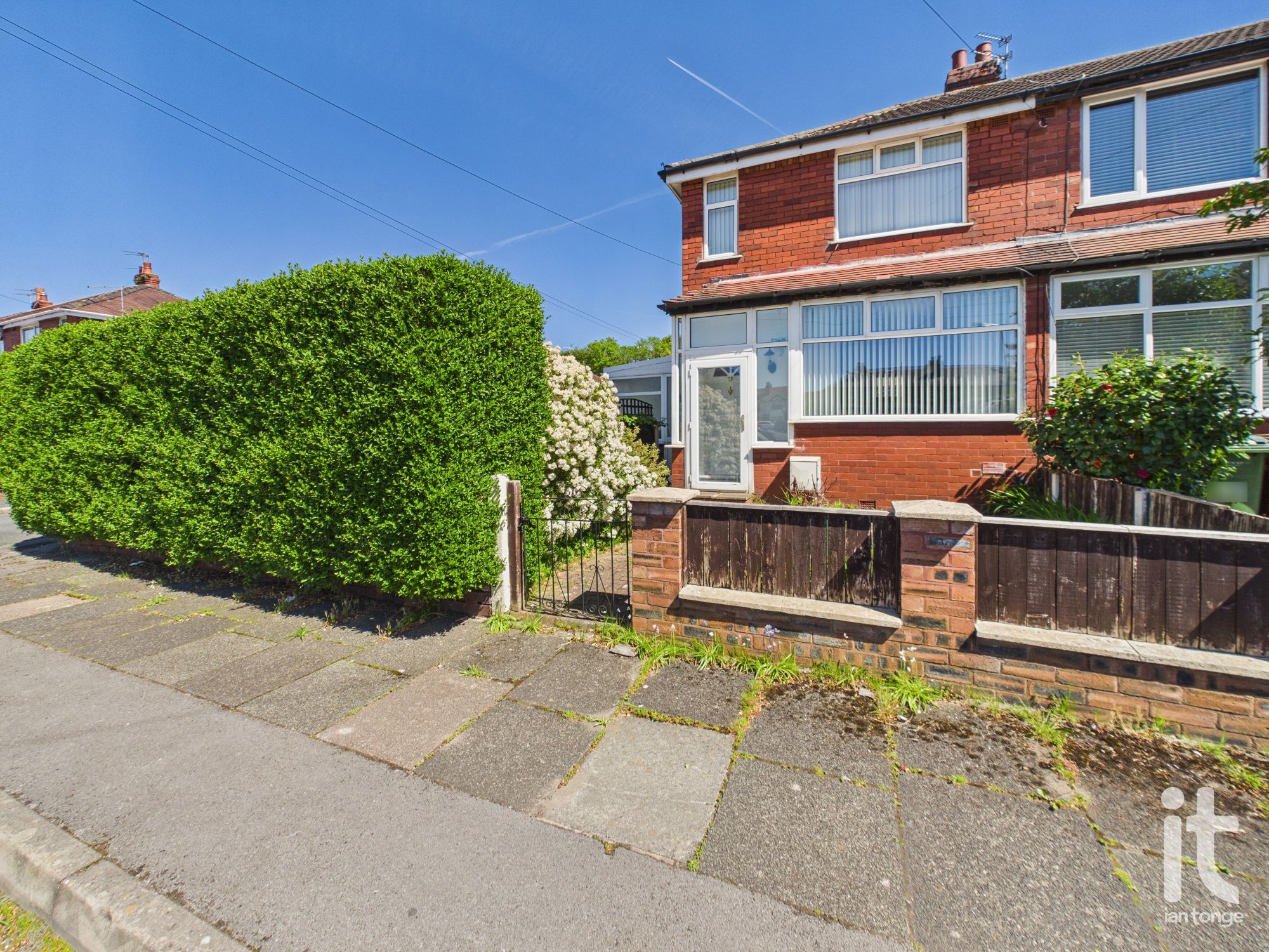 2 bedroom end terraced house For Sale in Stockport - Property photograph.