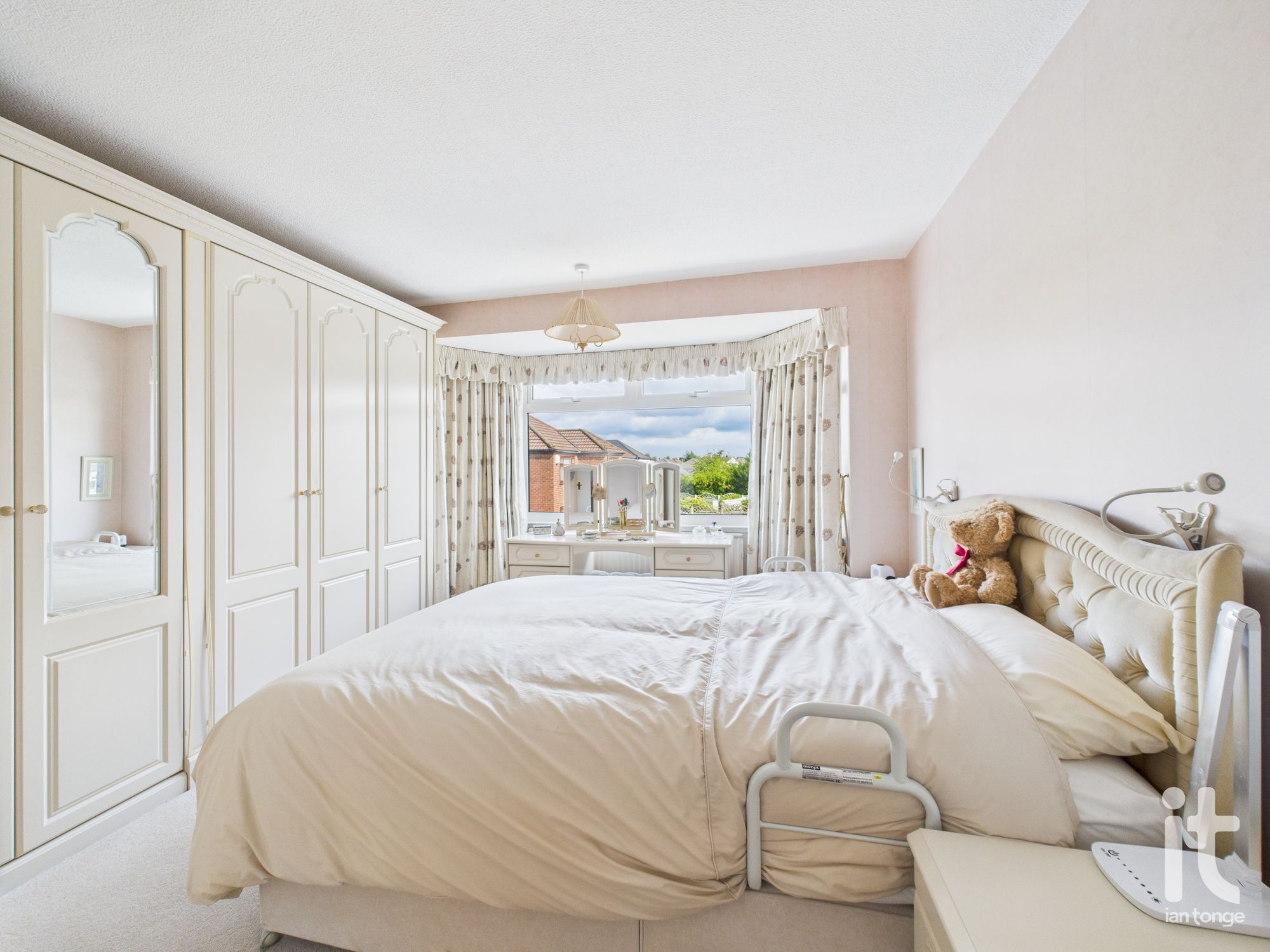 3 bedroom link detached house SSTC in Stockport - Photograph 4.