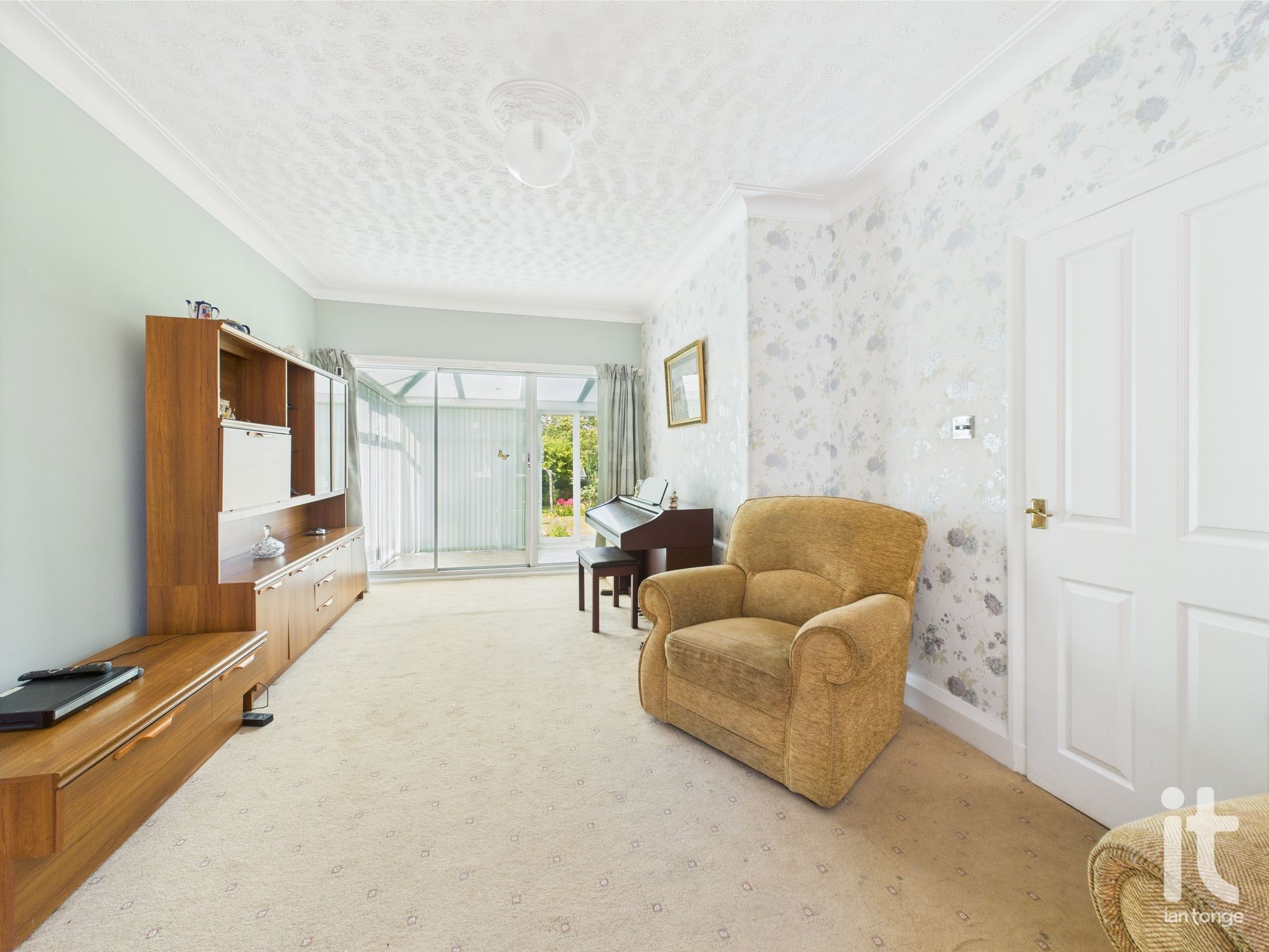 3 bedroom detached house Sold in Stockport - Photograph 9.