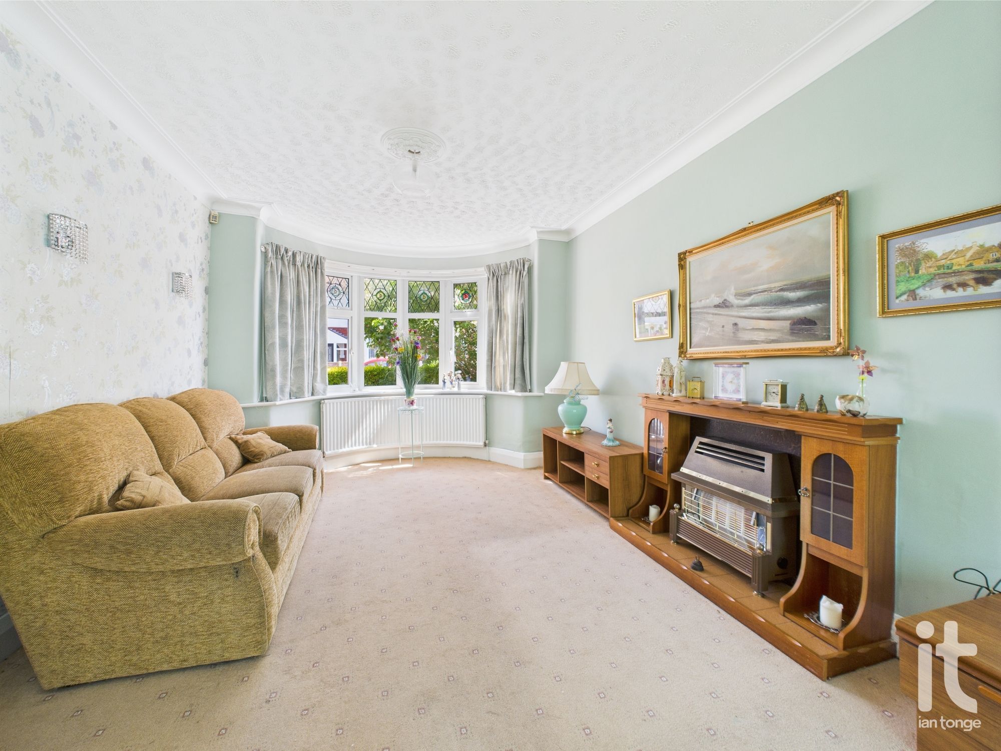 3 bedroom detached house Sold in Stockport - Photograph 3.