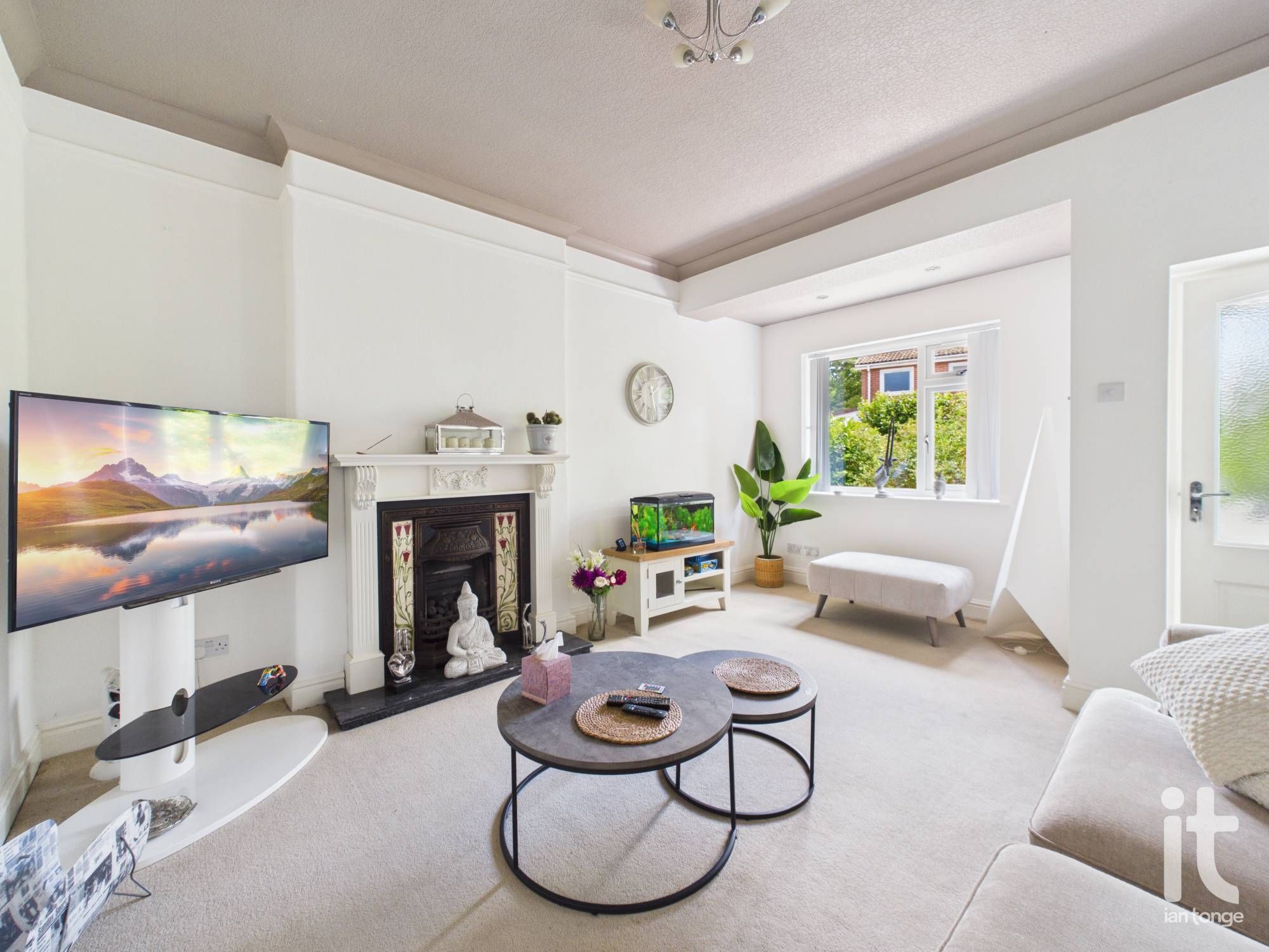 2 bedroom semi-detached house For Sale in Stockport - Property photograph.