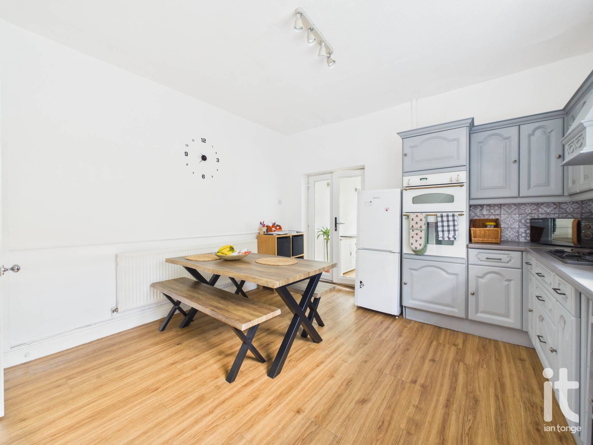 2 bedroom semi-detached house For Sale in Stockport - Photograph 4.