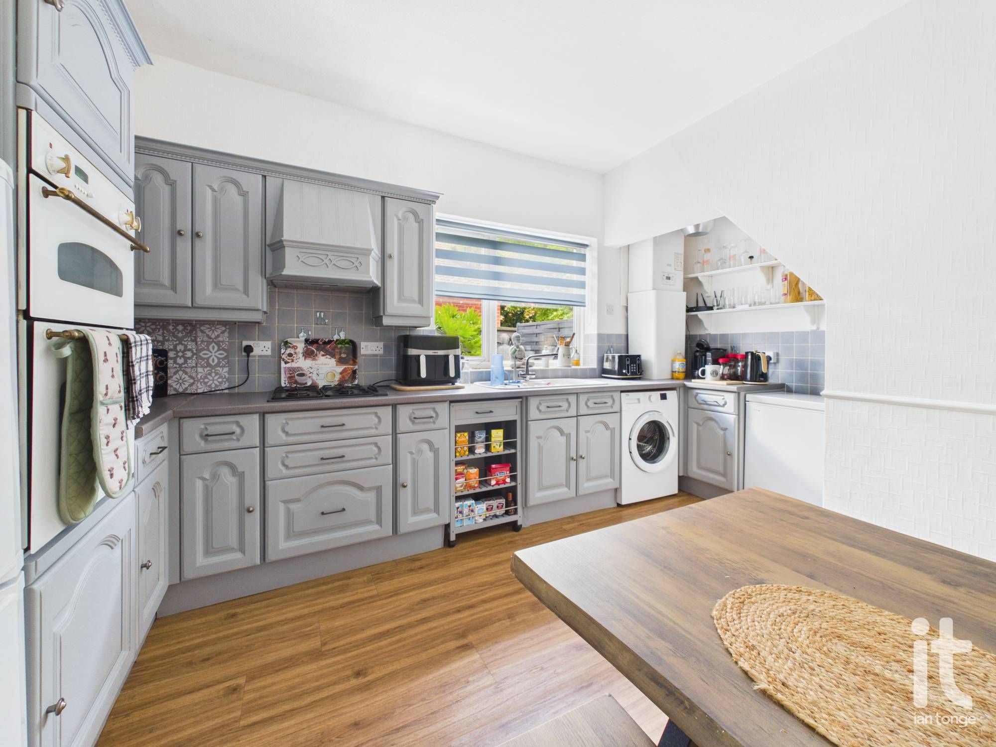2 bedroom semi-detached house For Sale in Stockport - Property photograph.