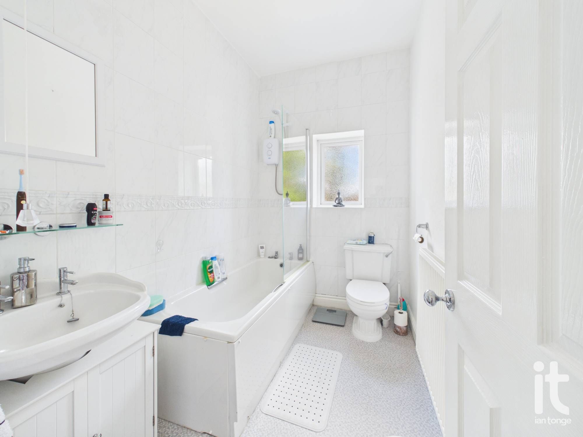 2 bedroom semi-detached house For Sale in Stockport - Photograph 8.