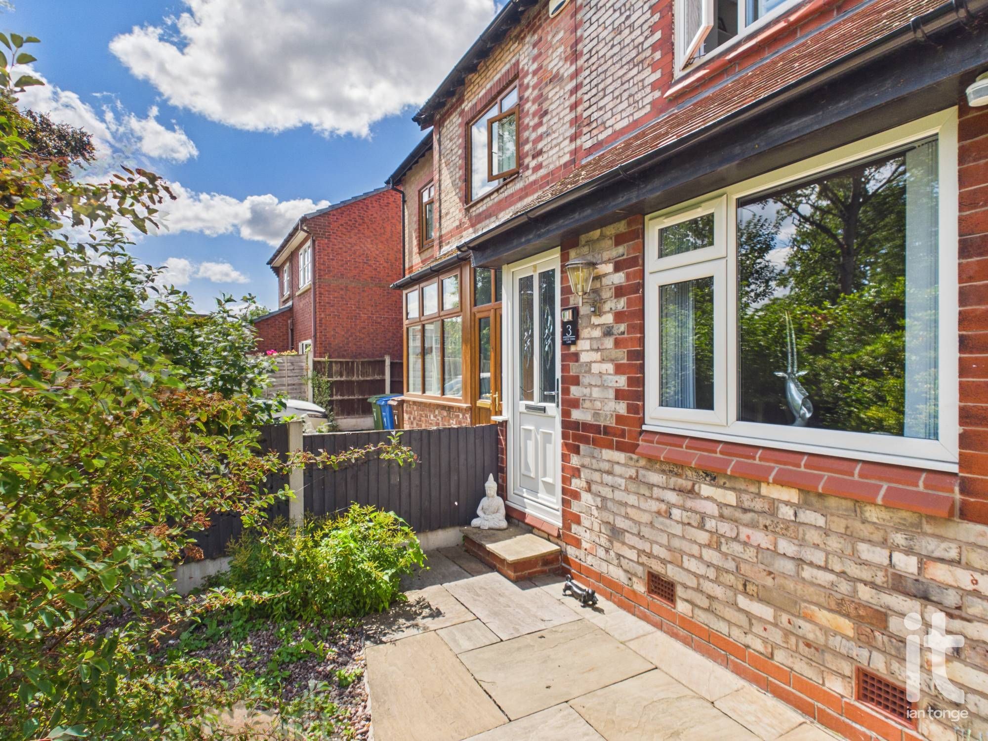 2 bedroom semi-detached house For Sale in Stockport - Property photograph.