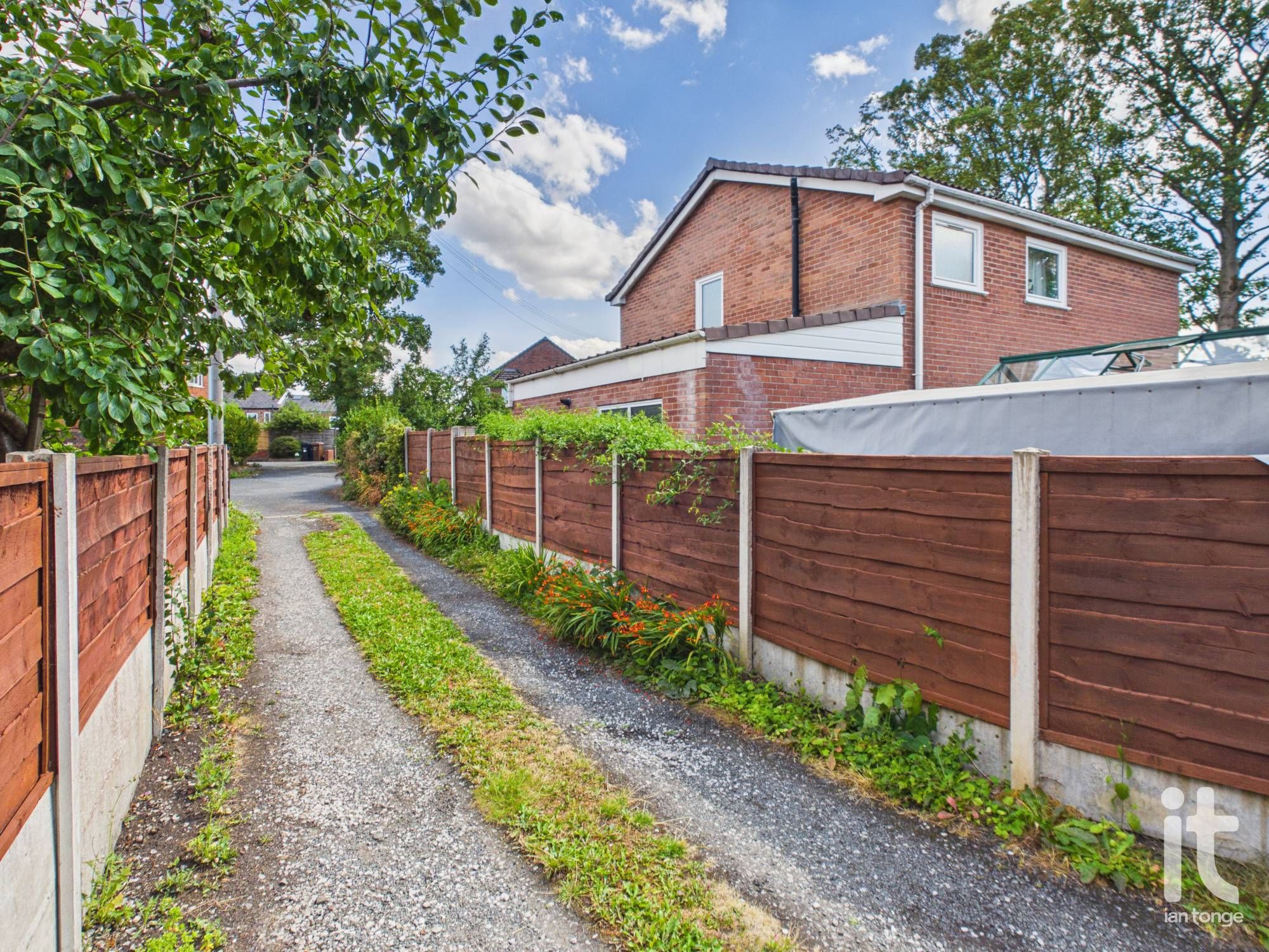 2 bedroom semi-detached house For Sale in Stockport - Photograph 14.