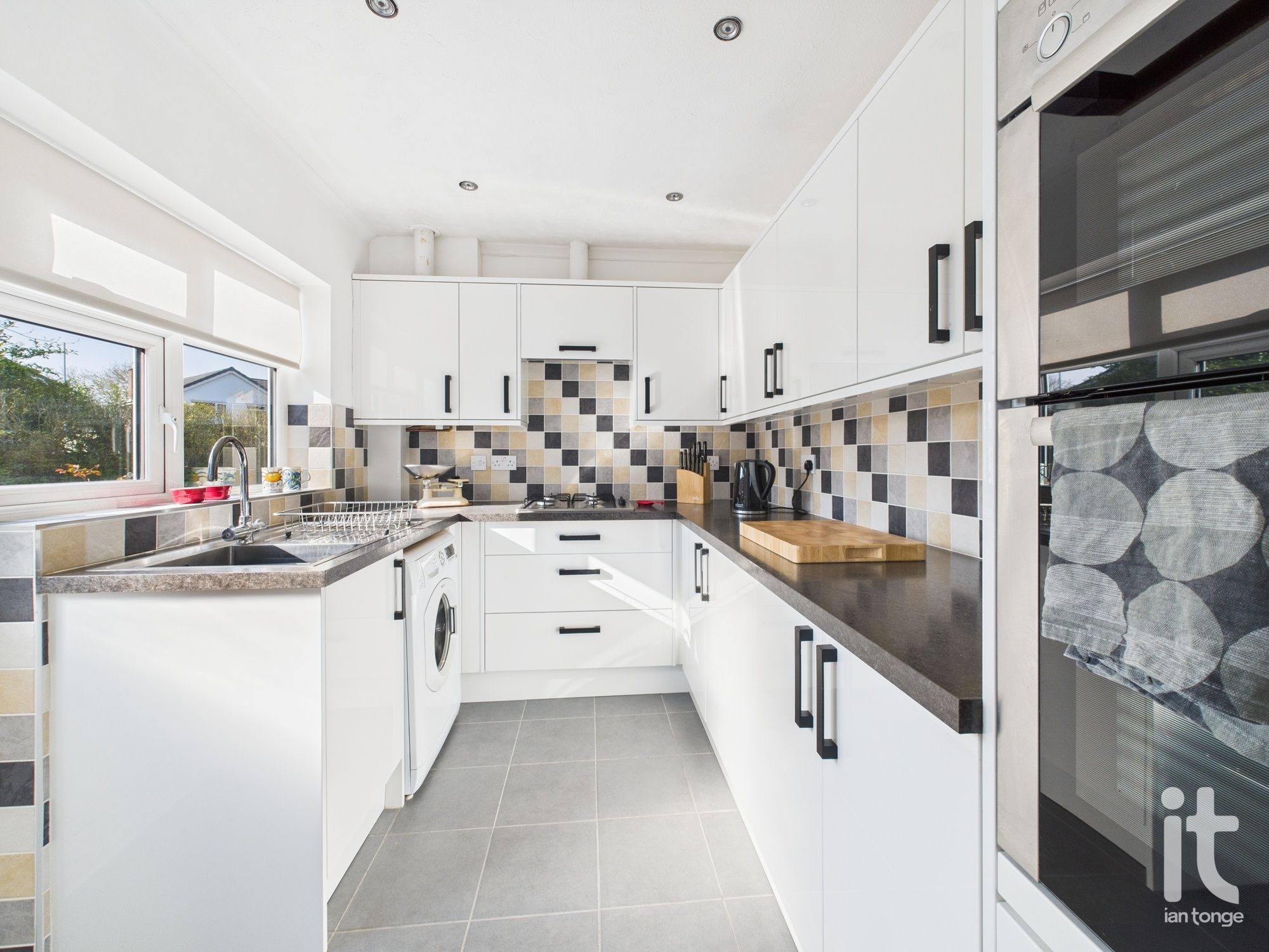 2 bedroom semi-detached bungalow SSTC in Stockport - Photograph 14.