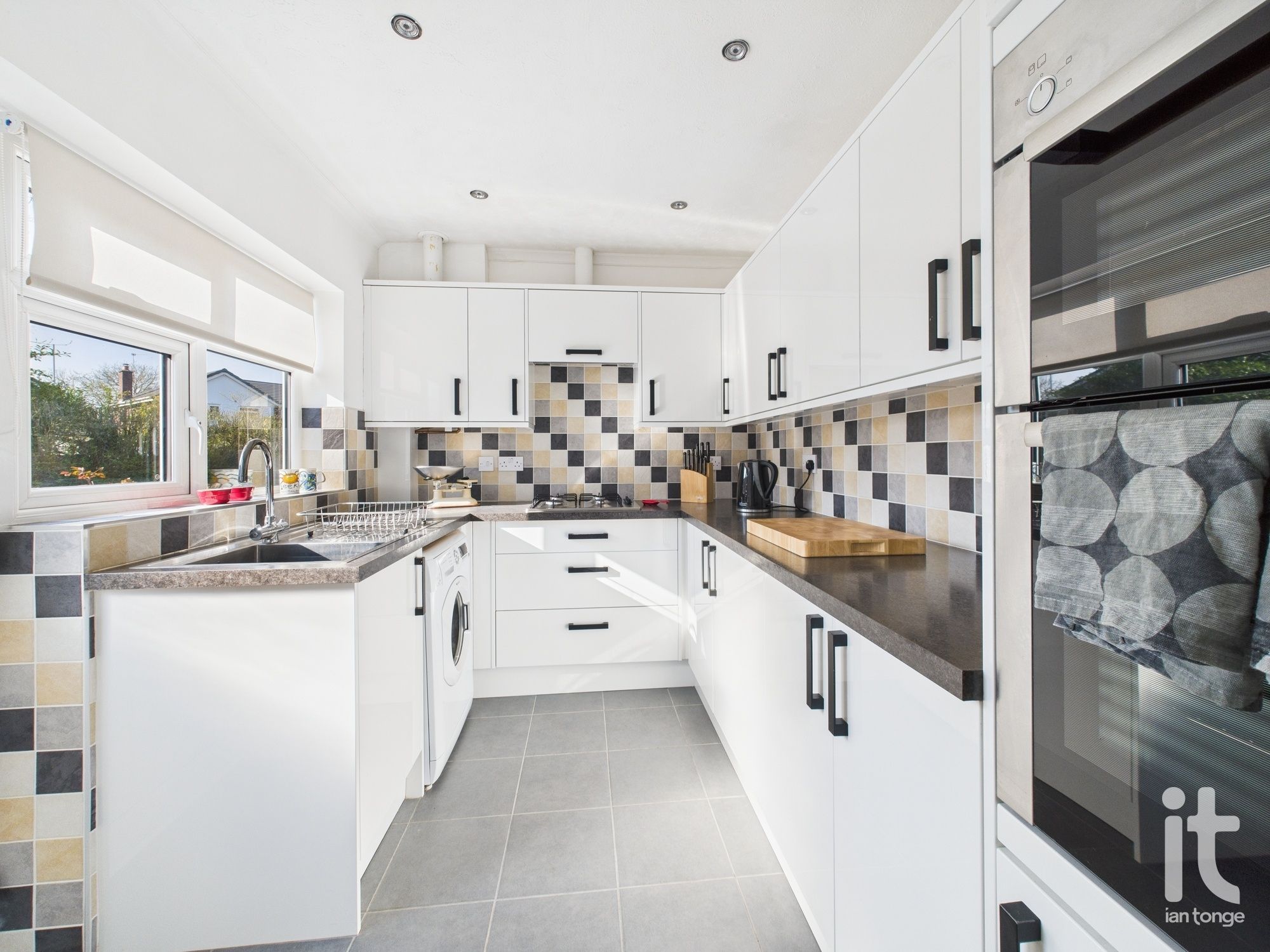 2 bedroom semi-detached bungalow SSTC in Stockport - Photograph 13.