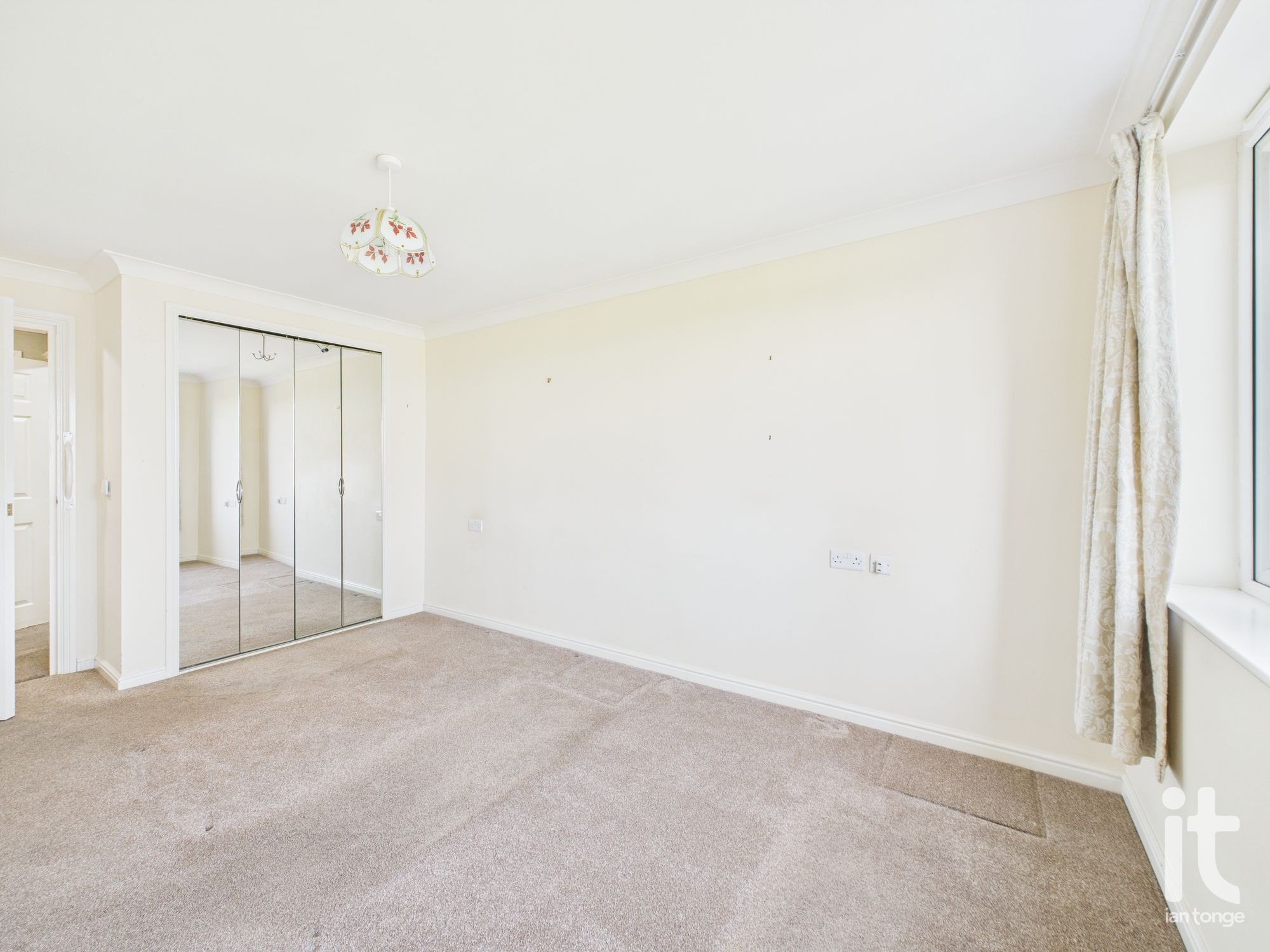 2 bedroom apartment flat/apartment SSTC in Stockport - Photograph 9.