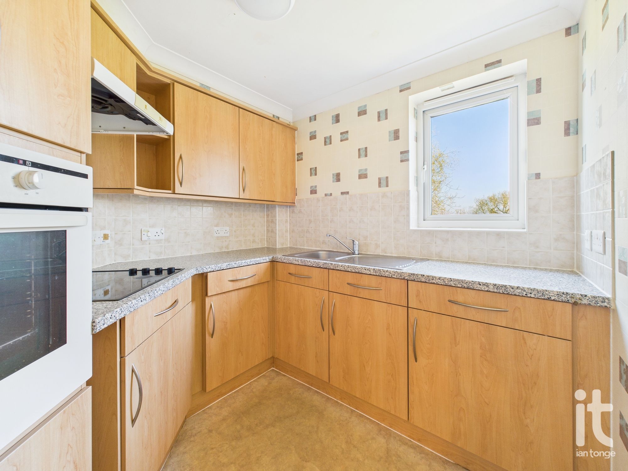 2 bedroom apartment flat/apartment SSTC in Stockport - Photograph 2.