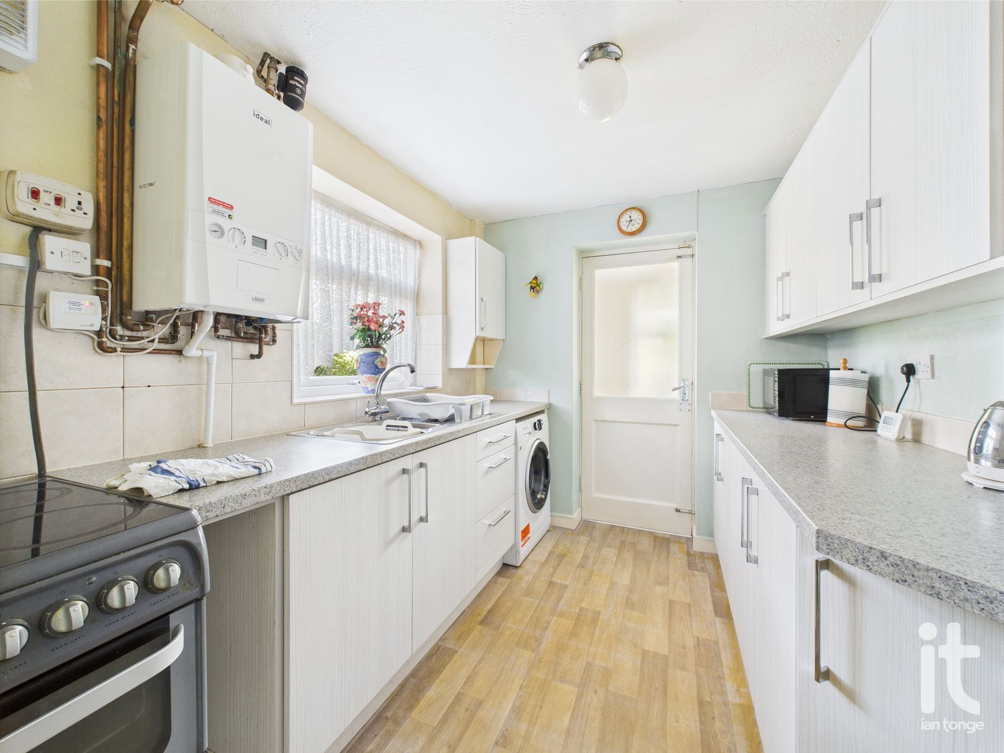 3 bedroom semi-detached house Sold in Stockport - Photograph 8.