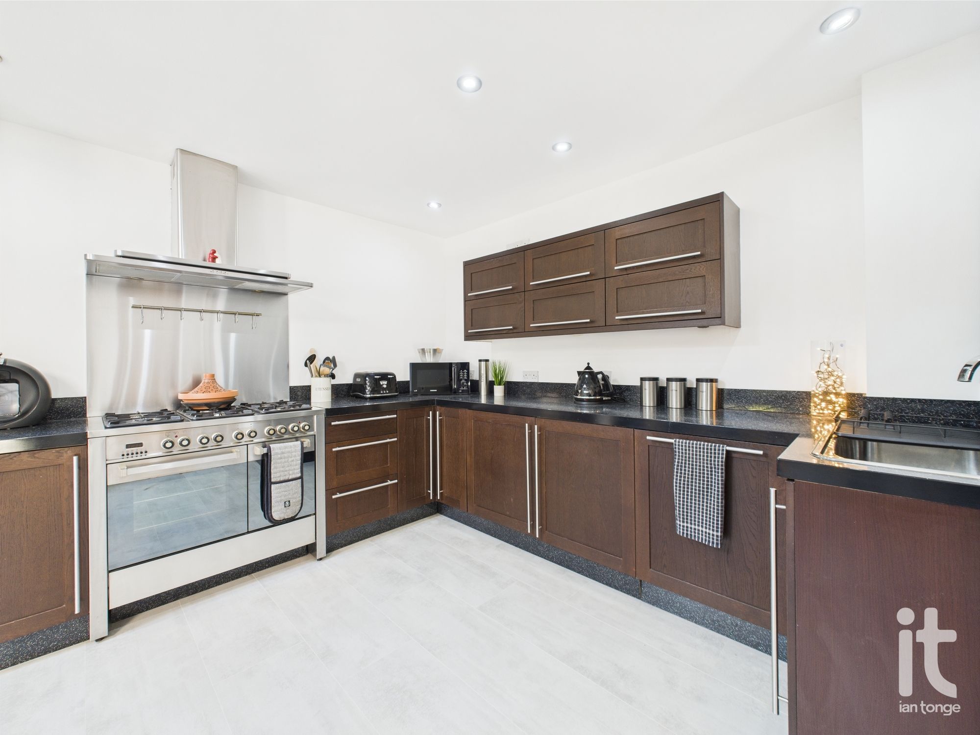 4 bedroom semi-detached house SSTC in Stockport - Photograph 18.