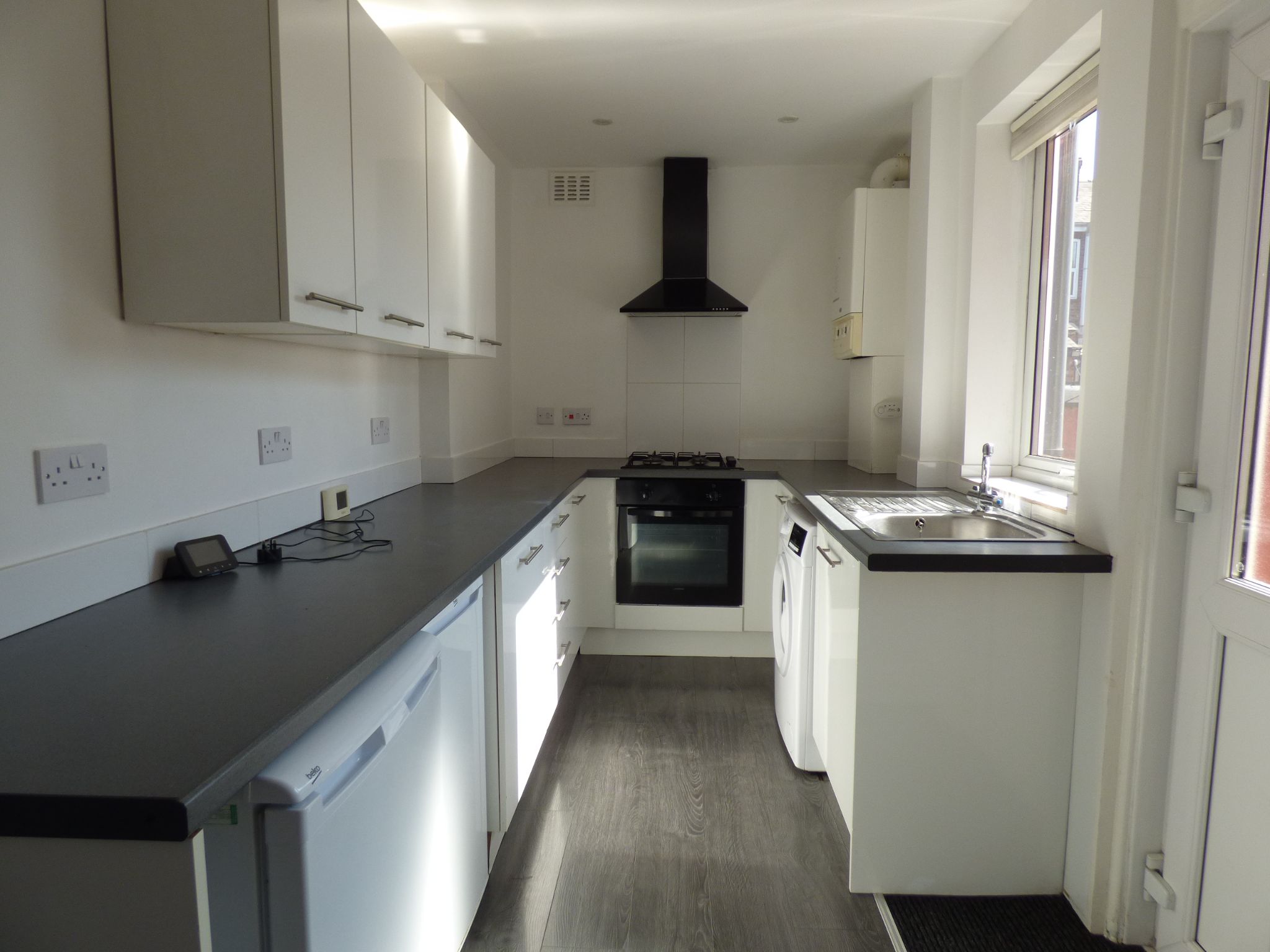 2 bedroom end terraced house Let in Stockport - Photograph 2.