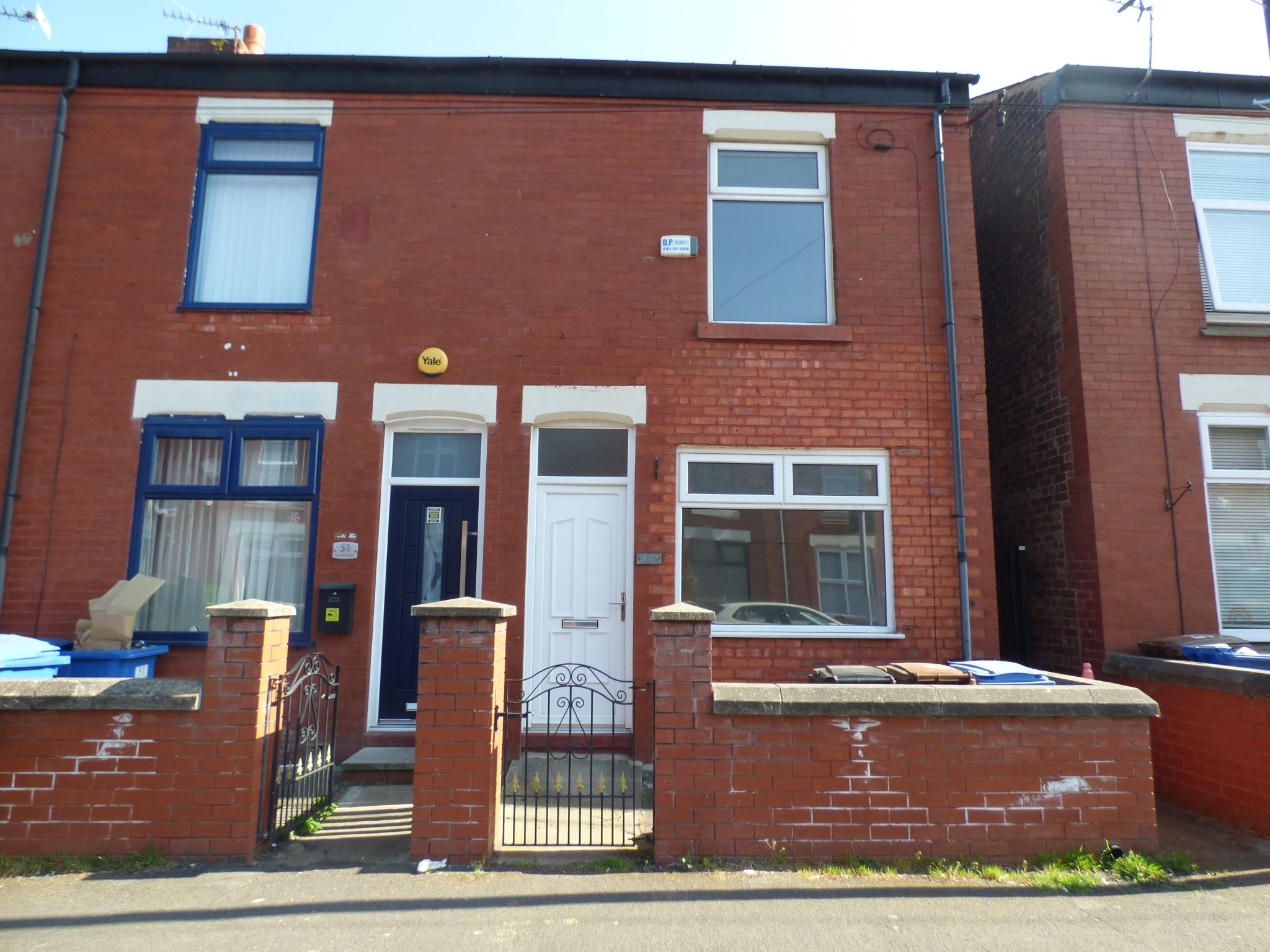 2 bedroom end terraced house Let in Stockport - Photograph 1.