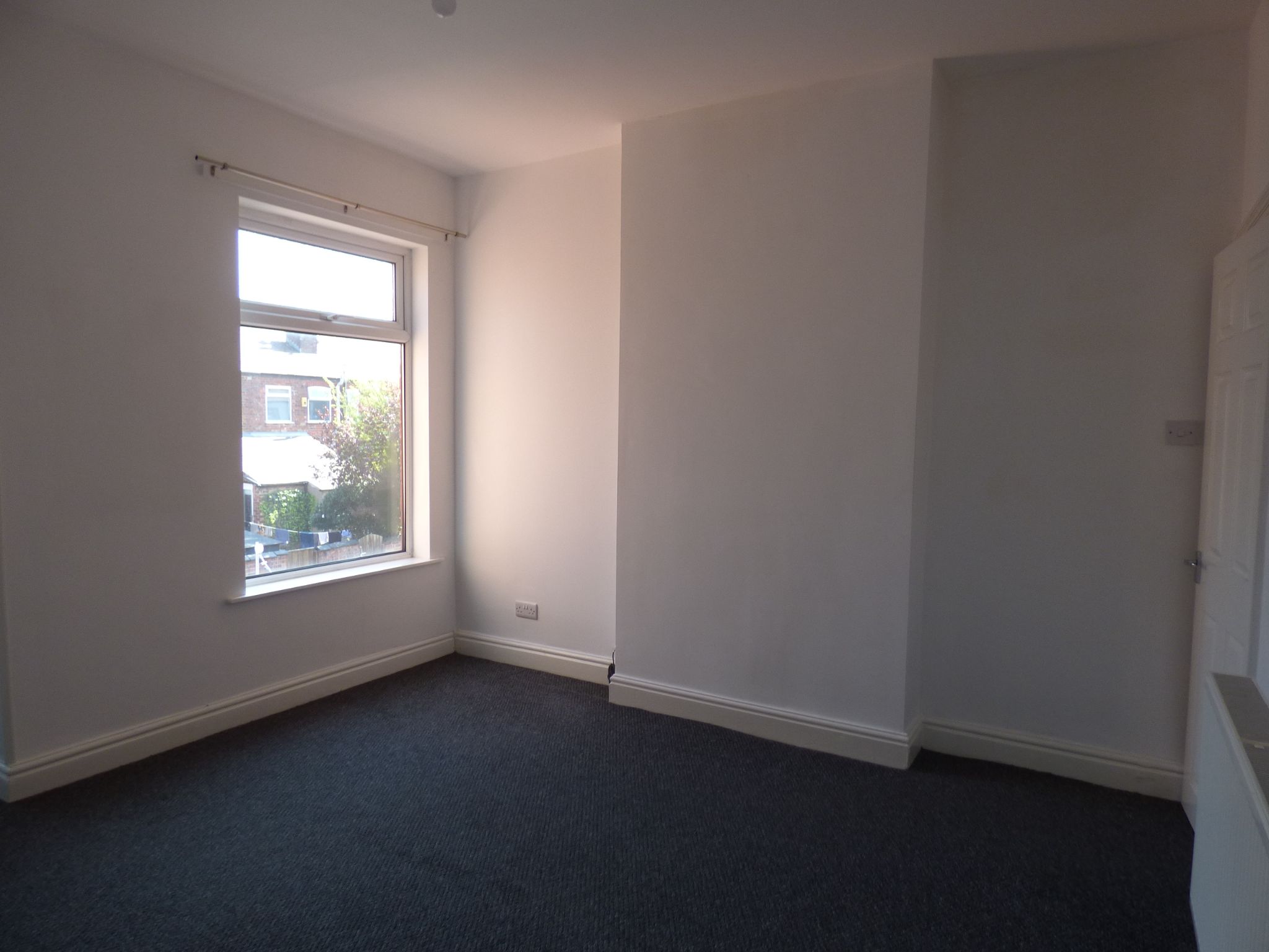 2 bedroom end terraced house Let in Stockport - Photograph 6.