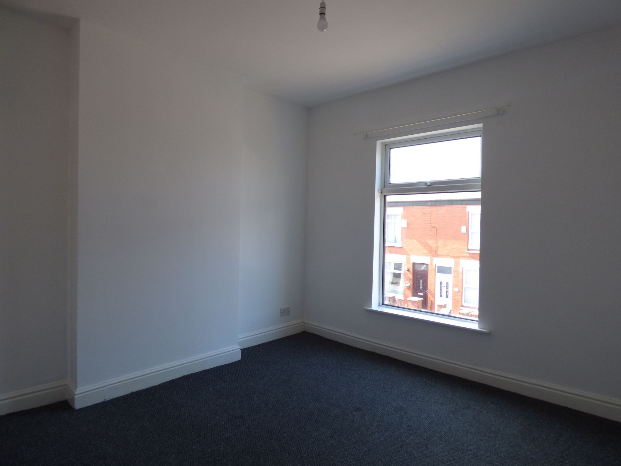 2 bedroom end terraced house Let in Stockport - Photograph 5.