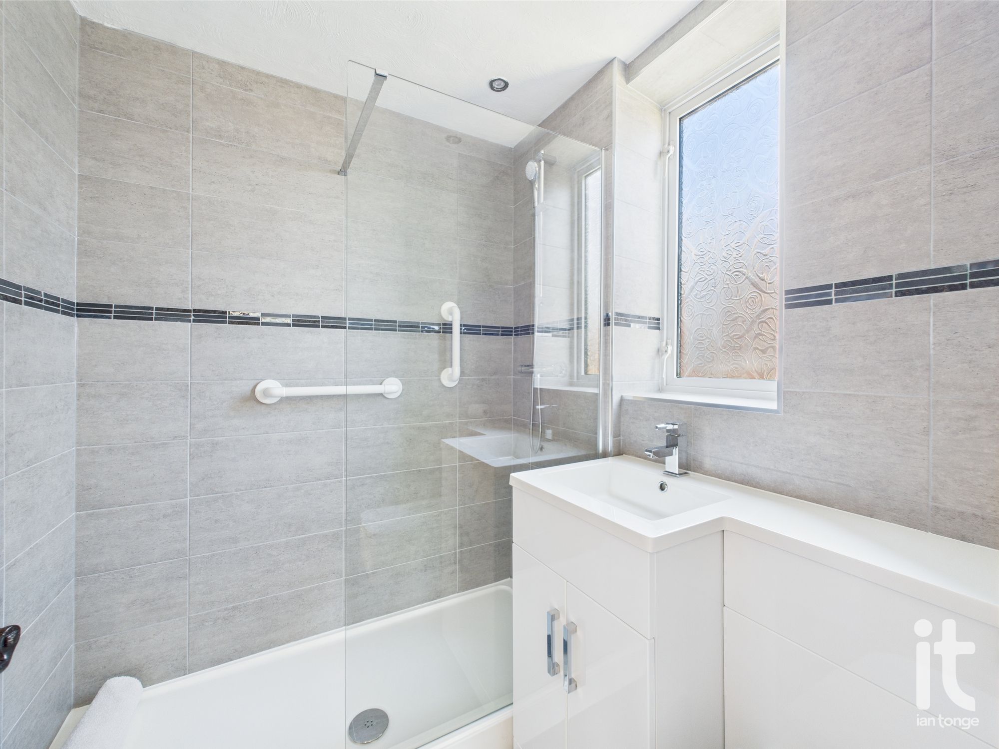 2 bedroom semi-detached house SSTC in Stockport - Photograph 14.
