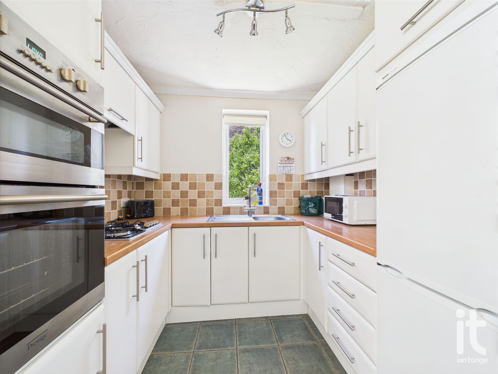 2 bedroom semi-detached house SSTC in Stockport - Photograph 9.